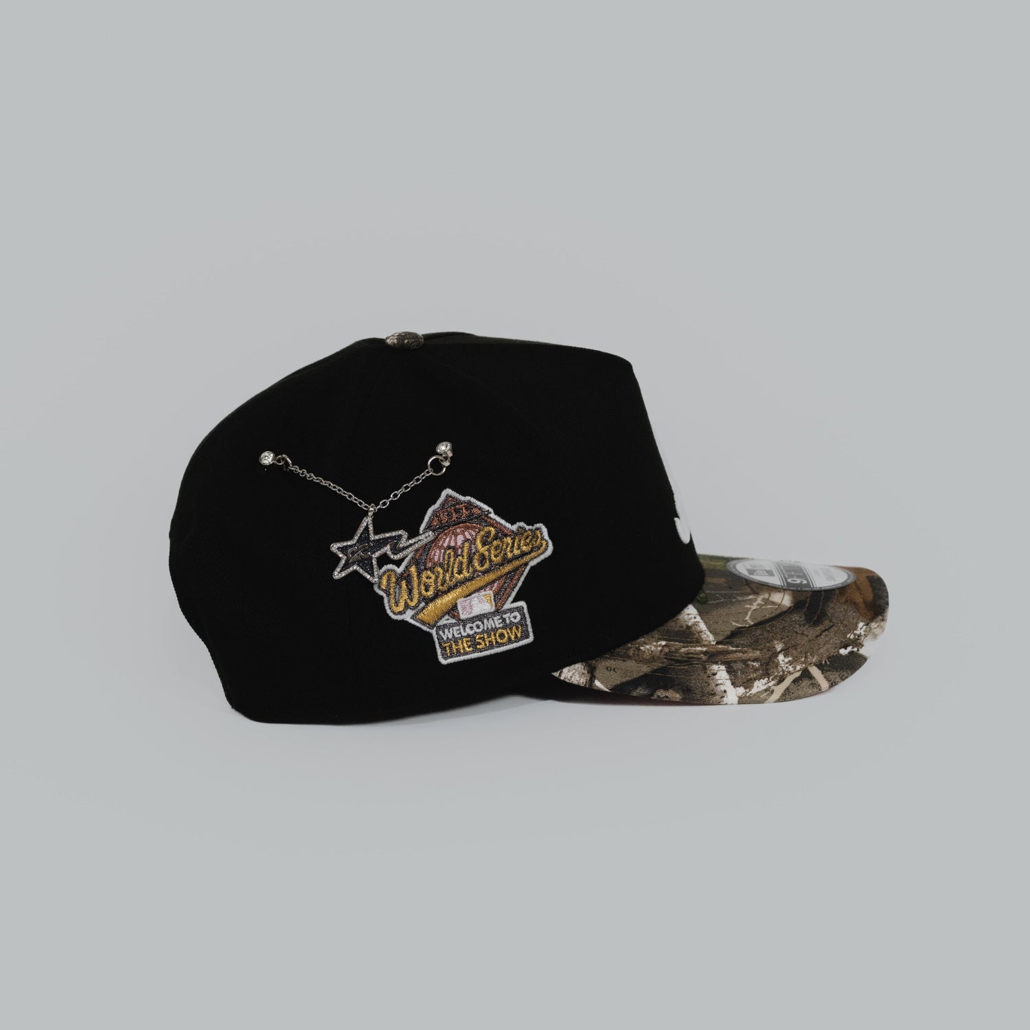 NEW ERA EXCLUSIVE 9FIFTY A-FRAME BLACK/ REALTREE ATLANTA BRAVES SNAPBACK W/ "WELCOME TO THE SHOW" SIDE PATCH