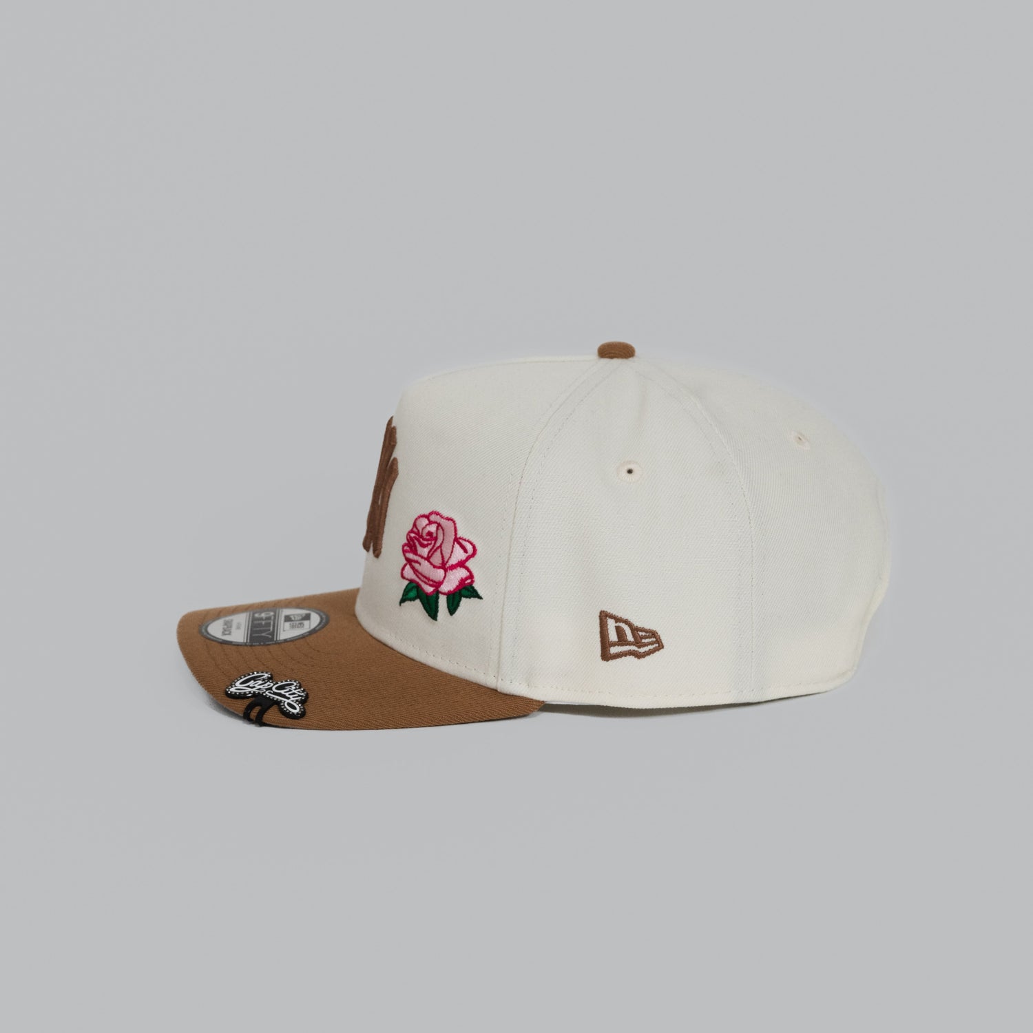 NEW ERA EXCLUSIVE 9FIFTY A-FRAME CHROME/ KHAKI NEW YORK YANKEES SNAPBACK W/ PINK ROSE + YANKEE STADIUM SIDE PATCH