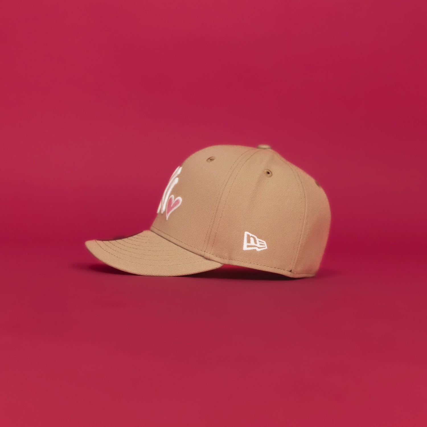 NEW ERA EXCLUSIVE 59FIFTY LIGHT KHAKI NEW YORK YANKEES W/ PINK HEART + 1999 WORLD SERIES SIDE PATCH