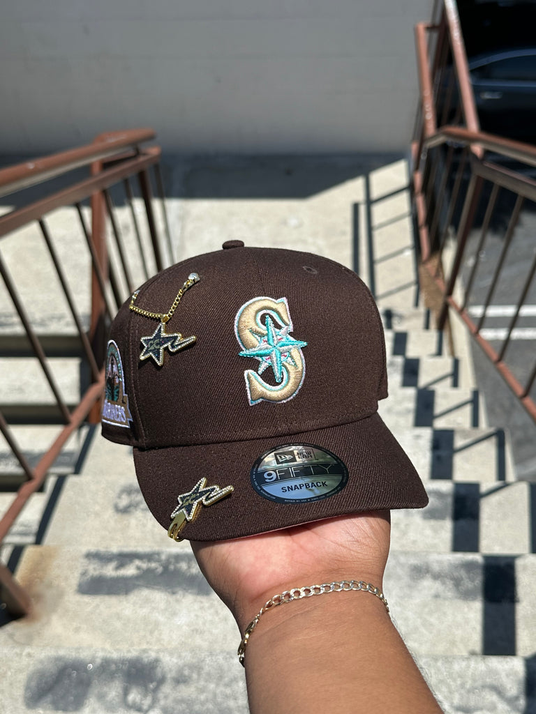 NEW ERA EXCLUSIVE 9FIFTY BROWN SEATTLE MARINERS SNAPBACK W/ 30TH ANNIVERSARY PATCH (PINK UV)