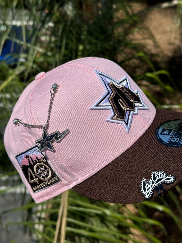 NEW ERA EXCLUSIVE 9FIFTY PINK/MOCHA SEATTLE MARINERS TWO TONE SNAPBACK W/ 40TH ANNIVERSARY PATCH (LIGHT BROWN UV)