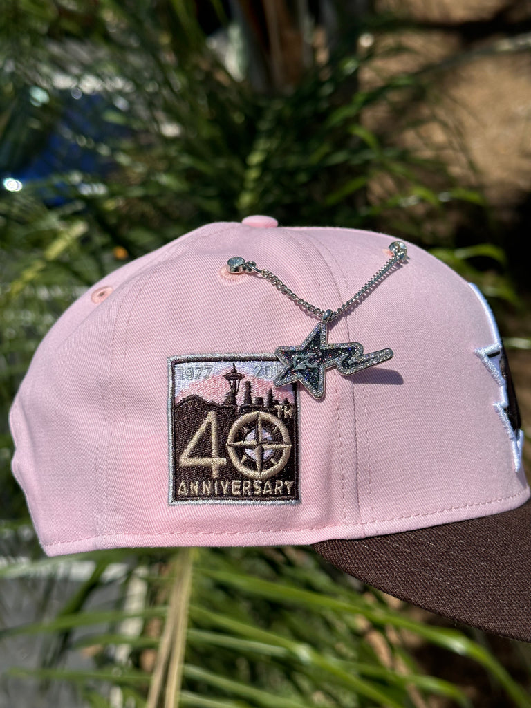 NEW ERA EXCLUSIVE 9FIFTY PINK/MOCHA SEATTLE MARINERS TWO TONE SNAPBACK W/ 40TH ANNIVERSARY PATCH (LIGHT BROWN UV)
