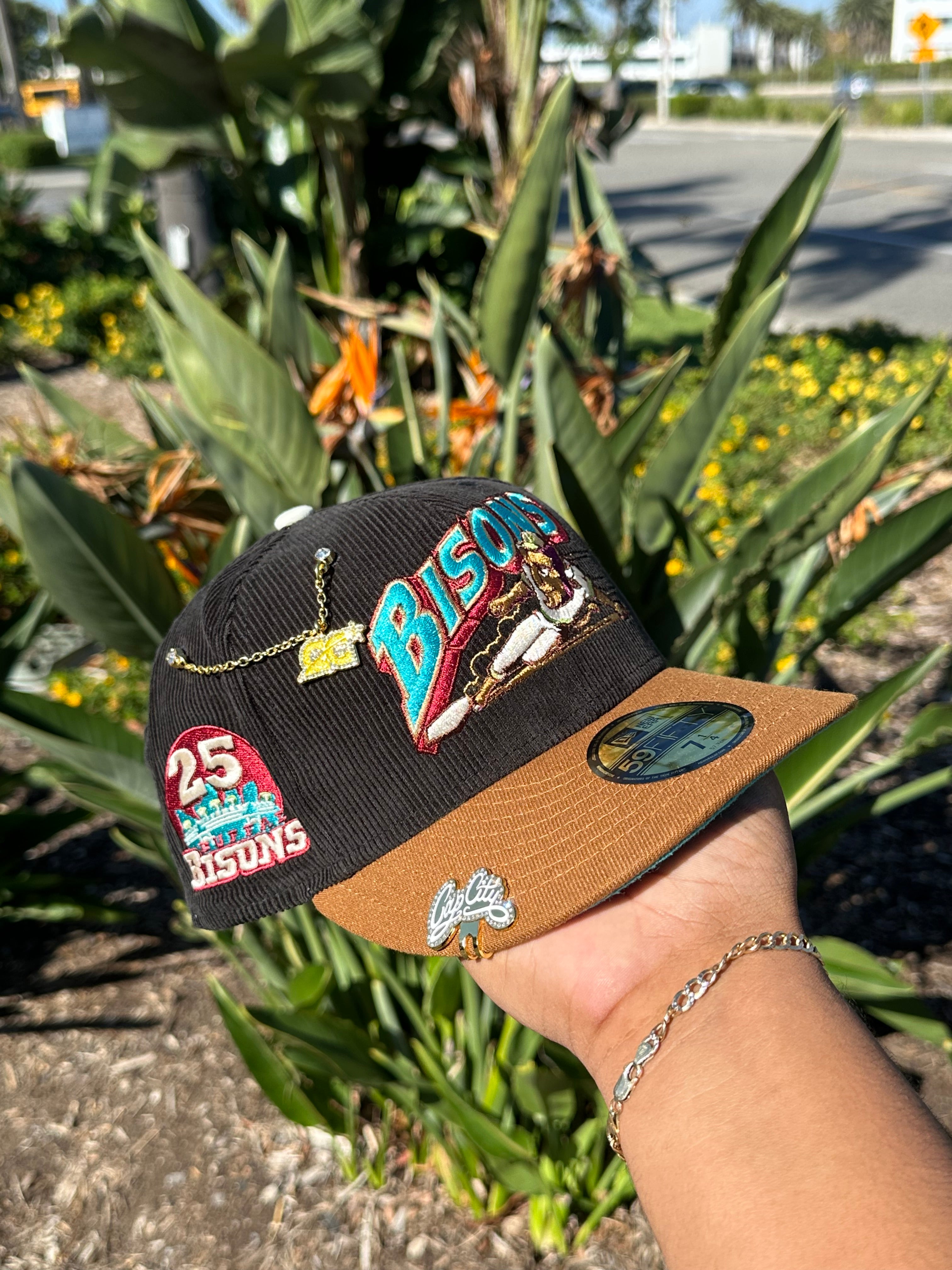 BISONES DE PANA/BÚFALO KAHKI EXCLUSIVOS 59FIFTY DE NEW ERA CON PARCHE DEL 25 ANIVERSARIO 