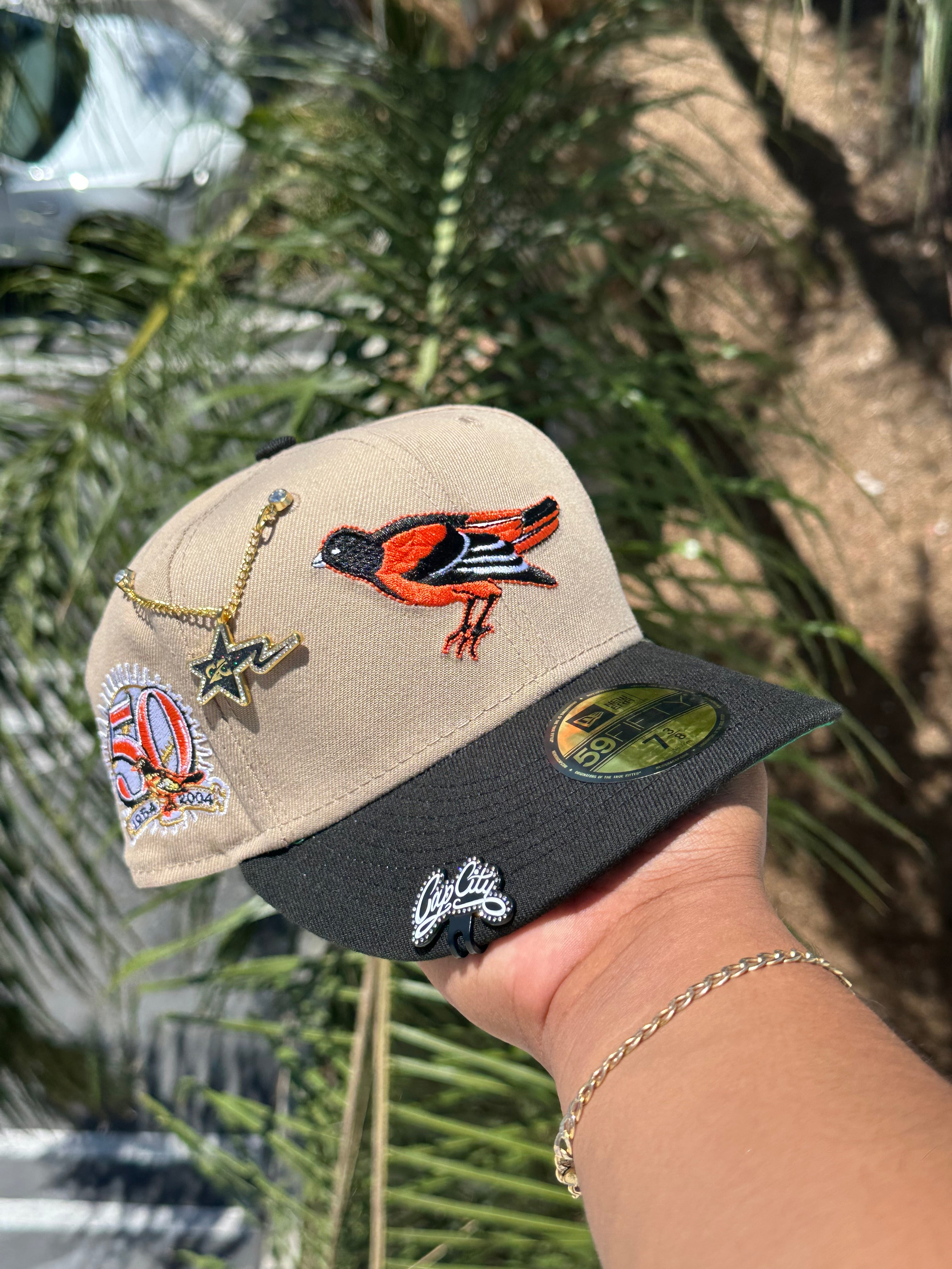 EXCLUSIVO NEW ERA 59FIFTY KHAKI/NEGRO BALTIMORE ORIOLES CON PARCHE LATERAL DEL 50 ANIVERSARIO 