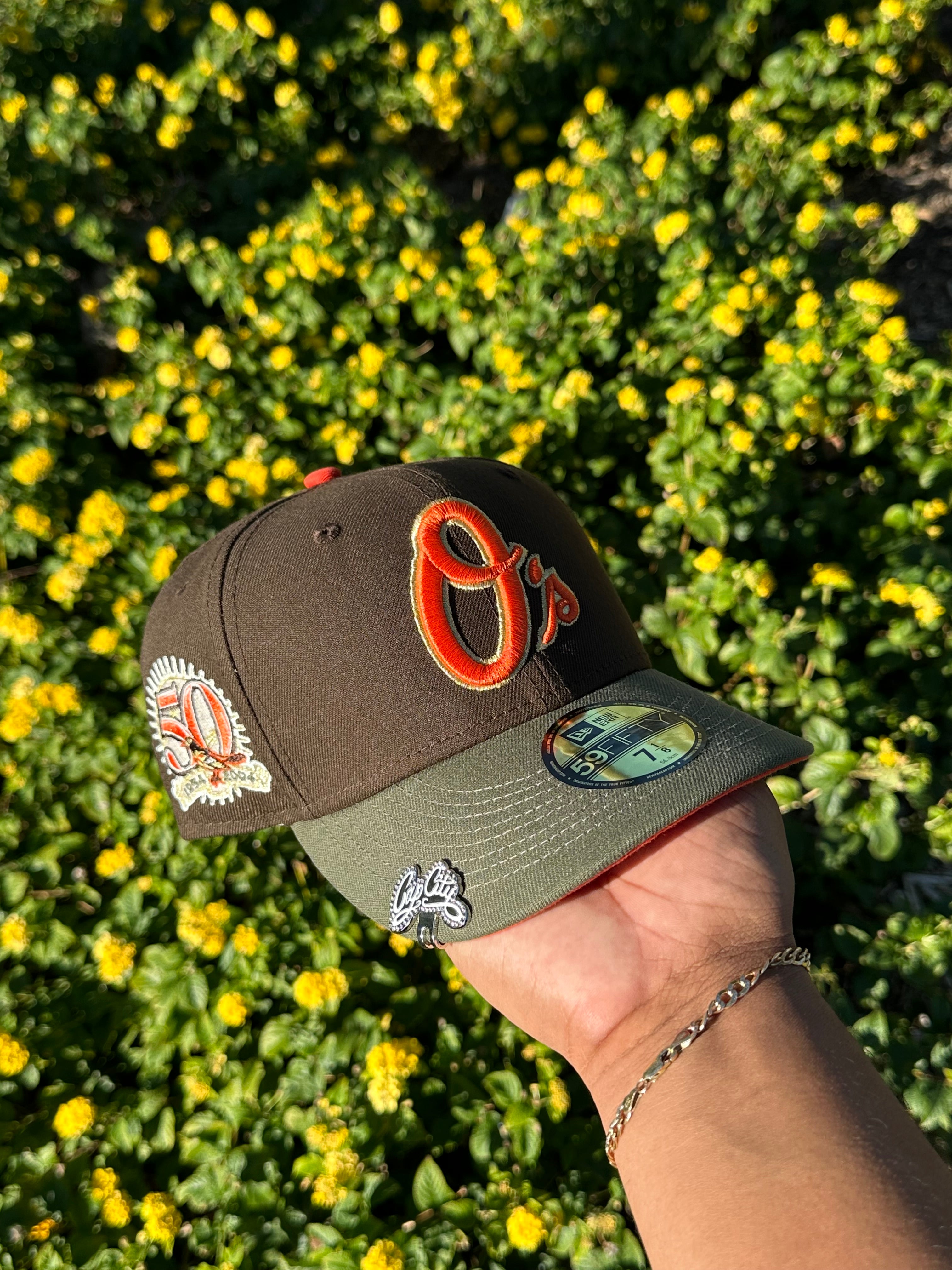 EXCLUSIVO DE NEW ERA 59FIFTY MARRÓN/OLIVA BALTIMORE ORIOLES CON PARCHE DEL 50 ANIVERSARIO 