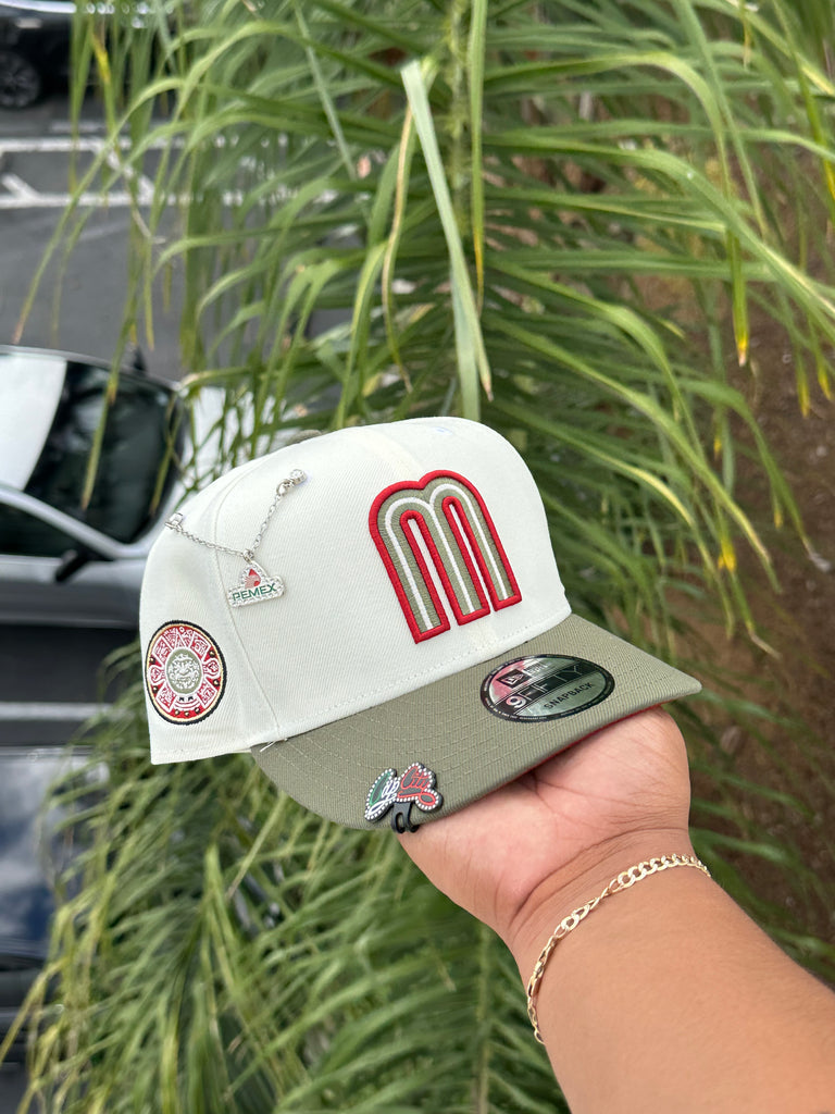 NEW ERA EXCLUSIVE 9FIFTY CHROME WHITE/OLIVE MEXICO 2TONE SNAPBACK W/ AZTEC SIDEPATCH (MAROON RED UV)