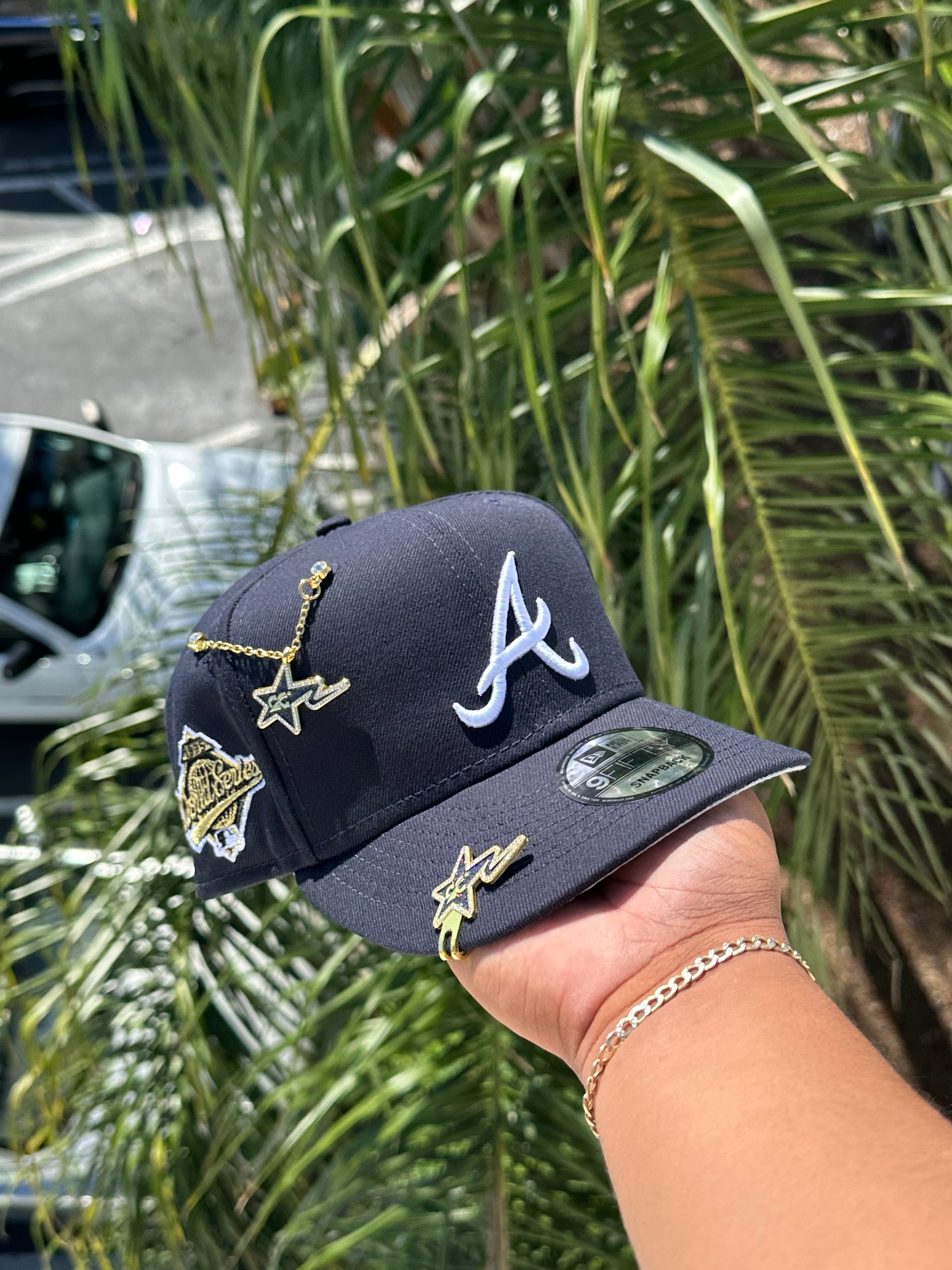 NEW ERA EXCLUSIVE 9FIFTY NAVY ATLANTA BRAVES SNAPBACK W/ 1995 WORLD SERIES PATCH (GREY UV)
