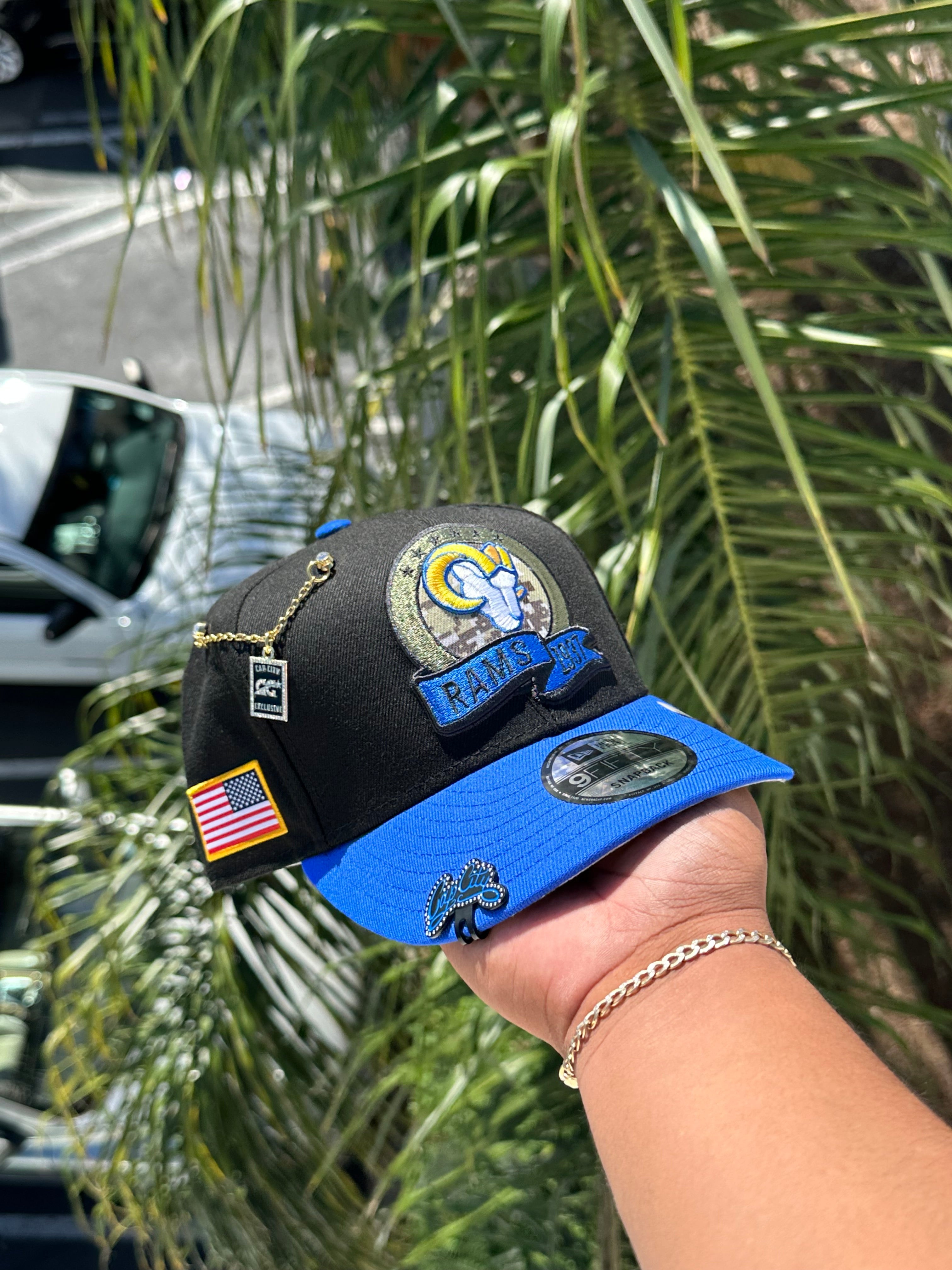 EXCLUSIVO NEW ERA 9FIFTY NEGRO/AZUL LOS ANGELES RAMS CON PARCHE DE LA BANDERA AMERICANA 