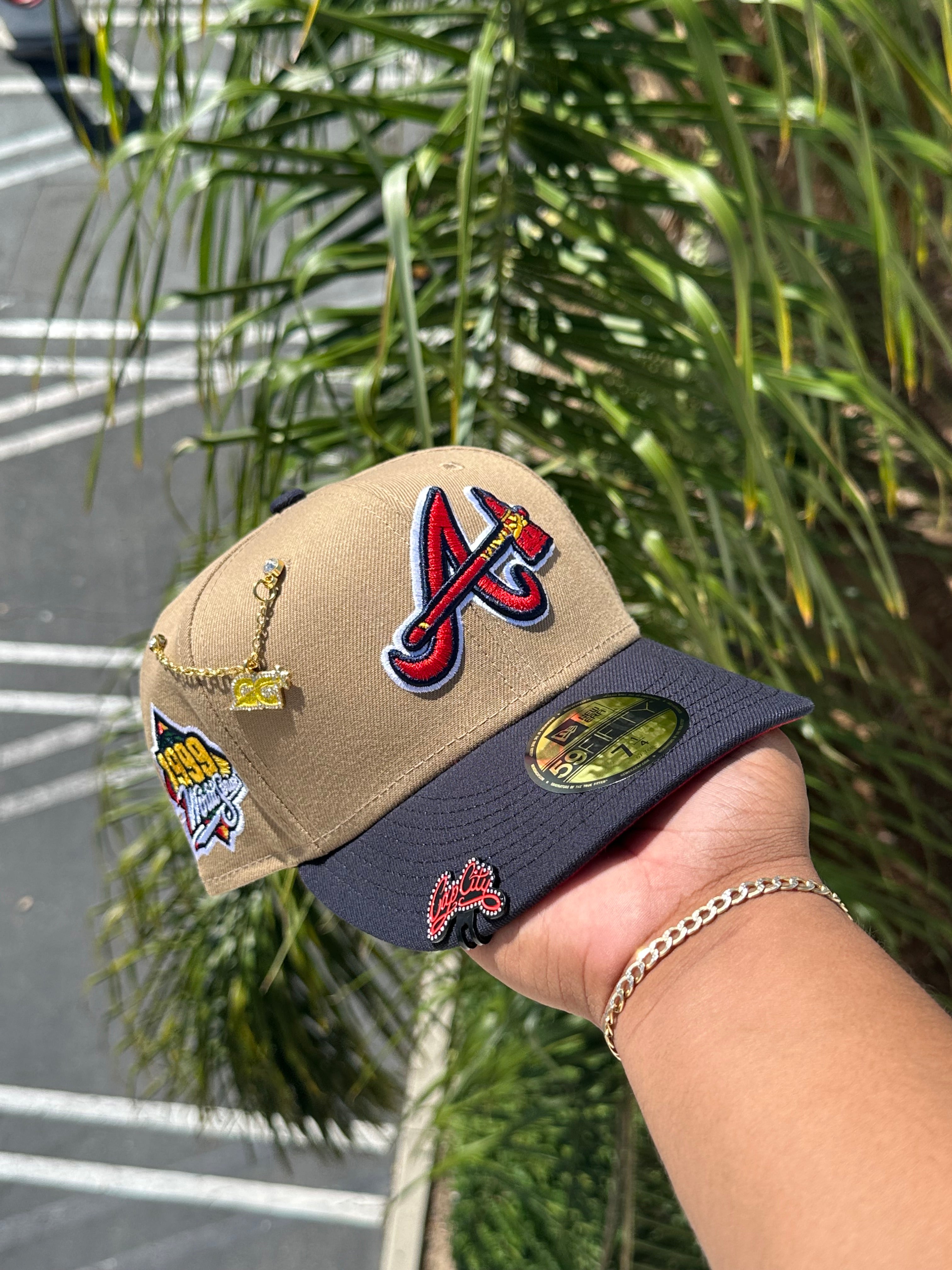 EXCLUSIVO DE NEW ERA 59FIFTY KHAKI/NAVY ATLANTA BRAVES CON PARCHE LATERAL DE LA SERIE MUNDIAL DE 1999 