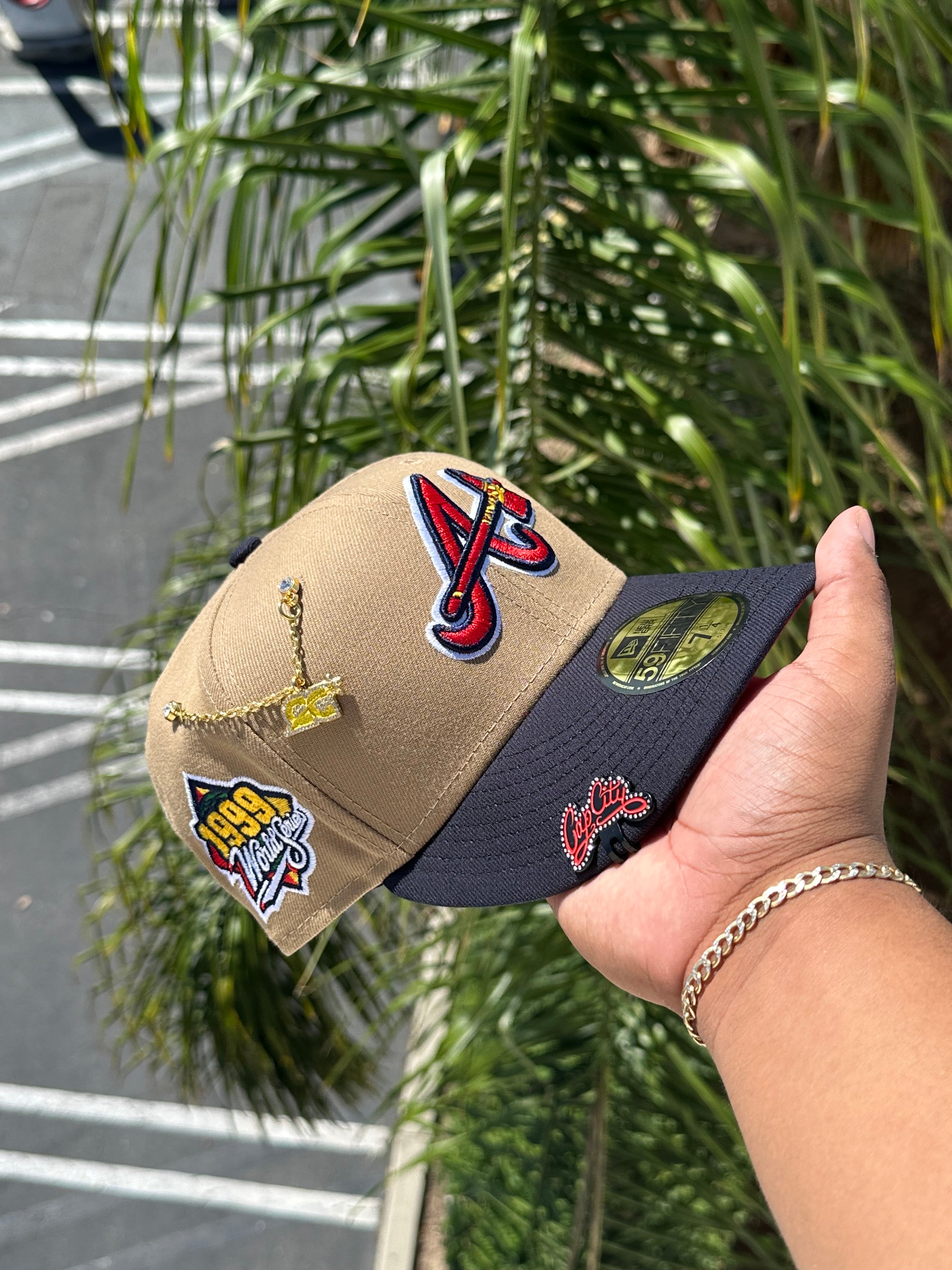 EXCLUSIVO DE NEW ERA 59FIFTY KHAKI/NAVY ATLANTA BRAVES CON PARCHE LATERAL DE LA SERIE MUNDIAL DE 1999 