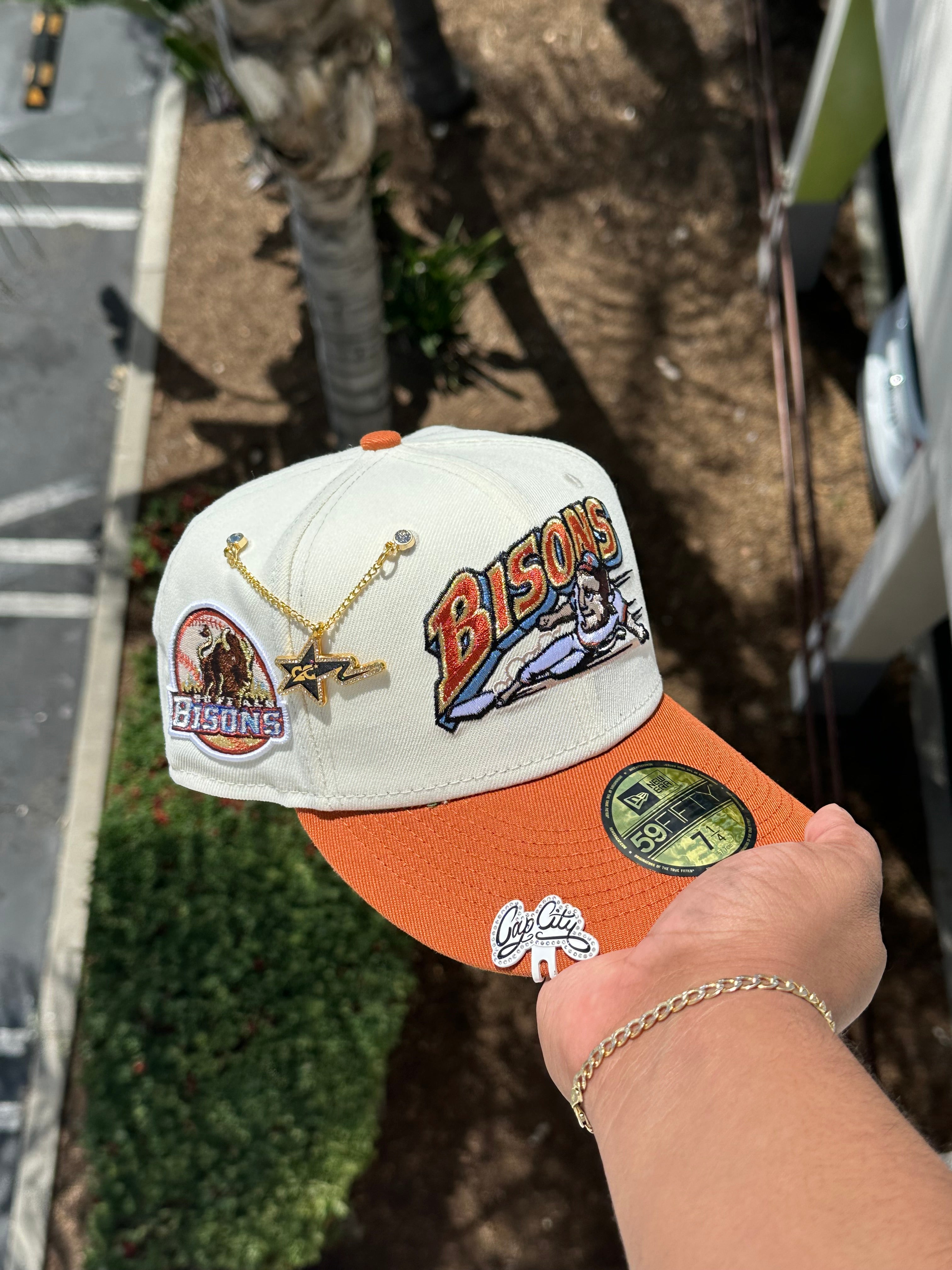 EXCLUSIVO NEW ERA 59FIFTY BISONES DE BÚFALO CROMADOS BLANCO/NARANJA CON PARCHE DE BISONES DE BÚFALO 