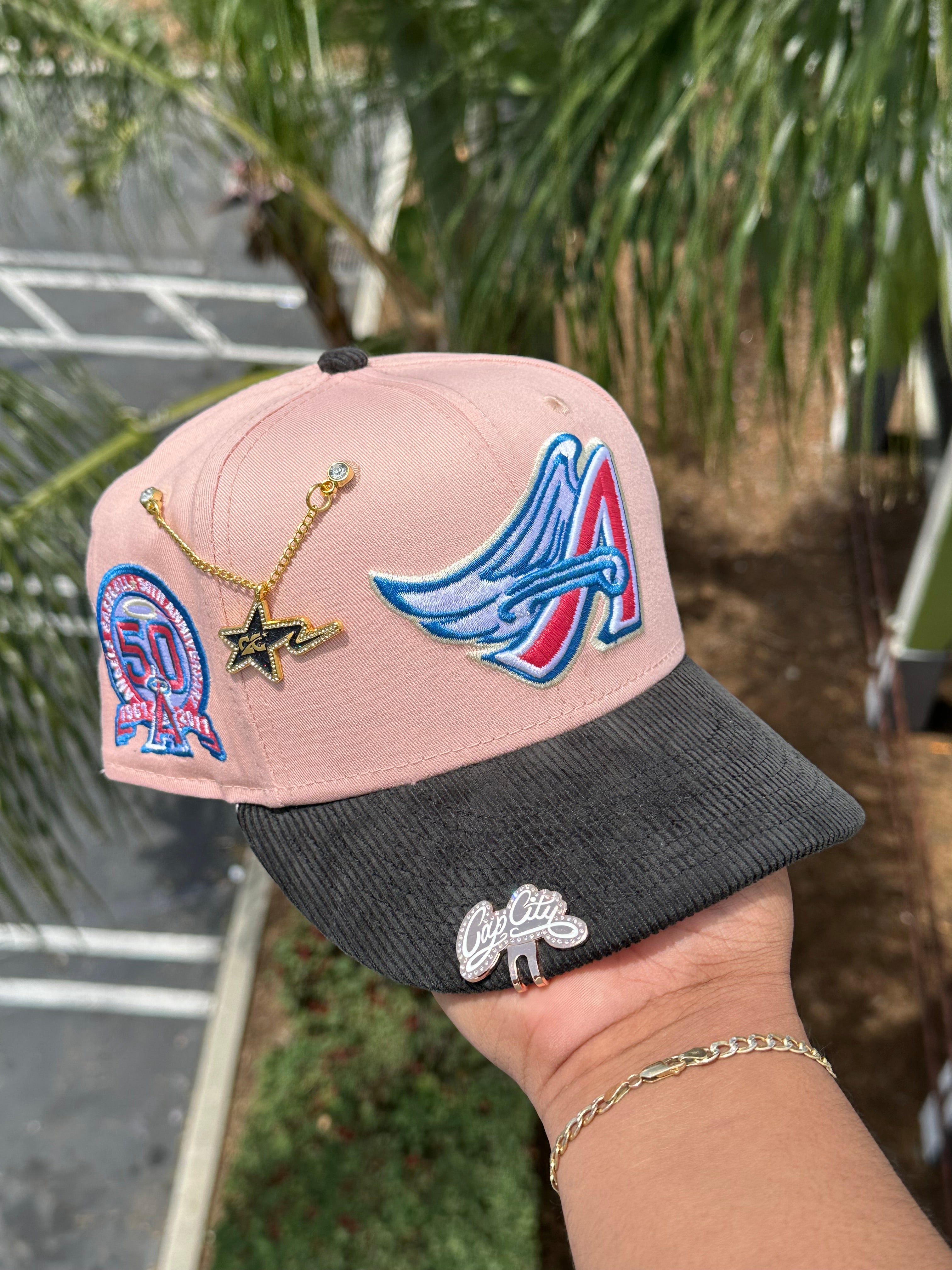 EXCLUSIVO NEW ERA 59FIFTY CERRADA BLUSH/PANA ANAHEIM ANGELS CON PARCHE DEL 50 ANIVERSARIO 