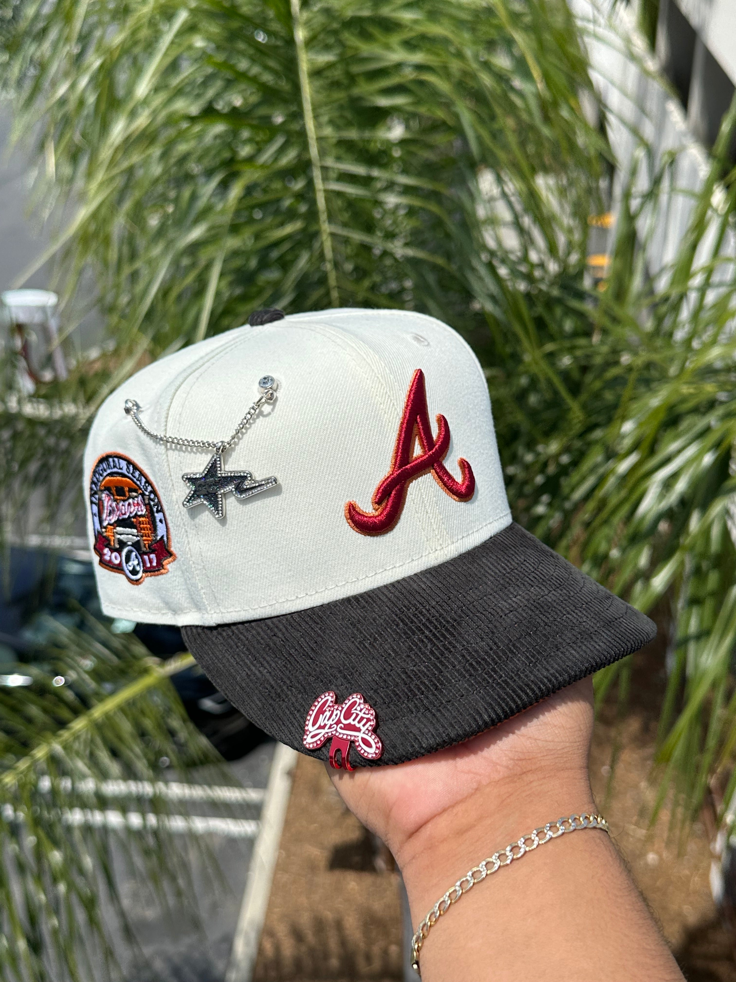 EXCLUSIVO DE NEW ERA 59FIFTY CERRADA CHROME WHITE/PANA ATLANTA BRAVES "SLIME SEASON 3" CON PARCHE DE TEMPORADA INAUGURAL 2017 