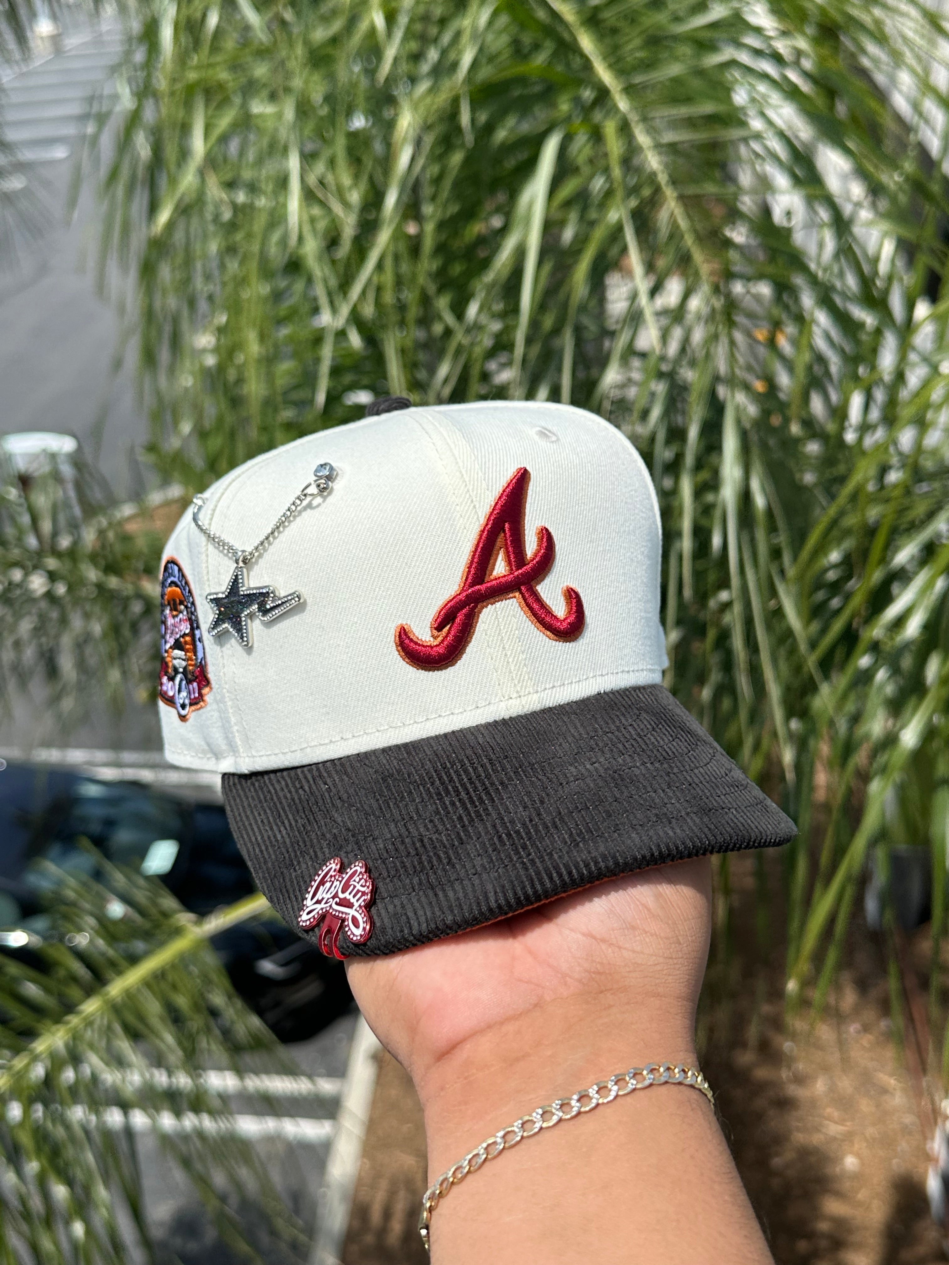 EXCLUSIVO DE NEW ERA 59FIFTY CERRADA CHROME WHITE/PANA ATLANTA BRAVES "SLIME SEASON 3" CON PARCHE DE TEMPORADA INAUGURAL 2017 