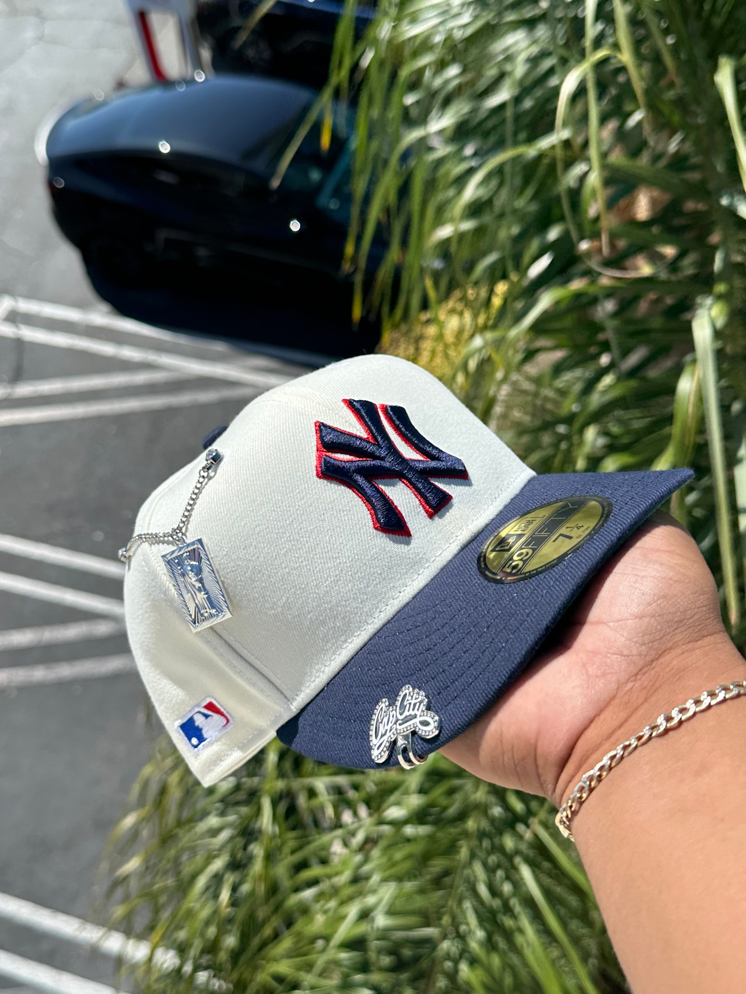 NEW ERA EXCLUSIVE 59FIFTY CHROME WHITE/NAVY NEW YORK YANKEES W/ MLB LOGO SIDE PATCH