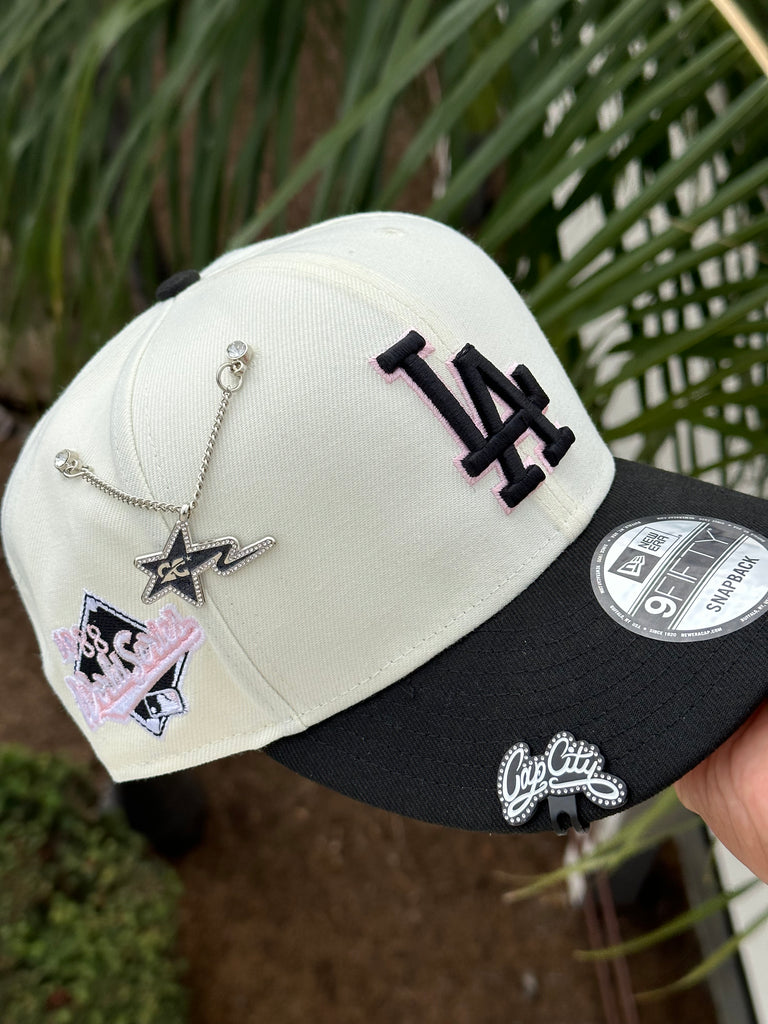 NEW ERA EXCLUSIVE 9FIFTY CHROME WHITE/BLACK LOS ANGELES DODGERS SNAPBACK W/ 1988 WORLD SERIES PATCH (PINK UV)