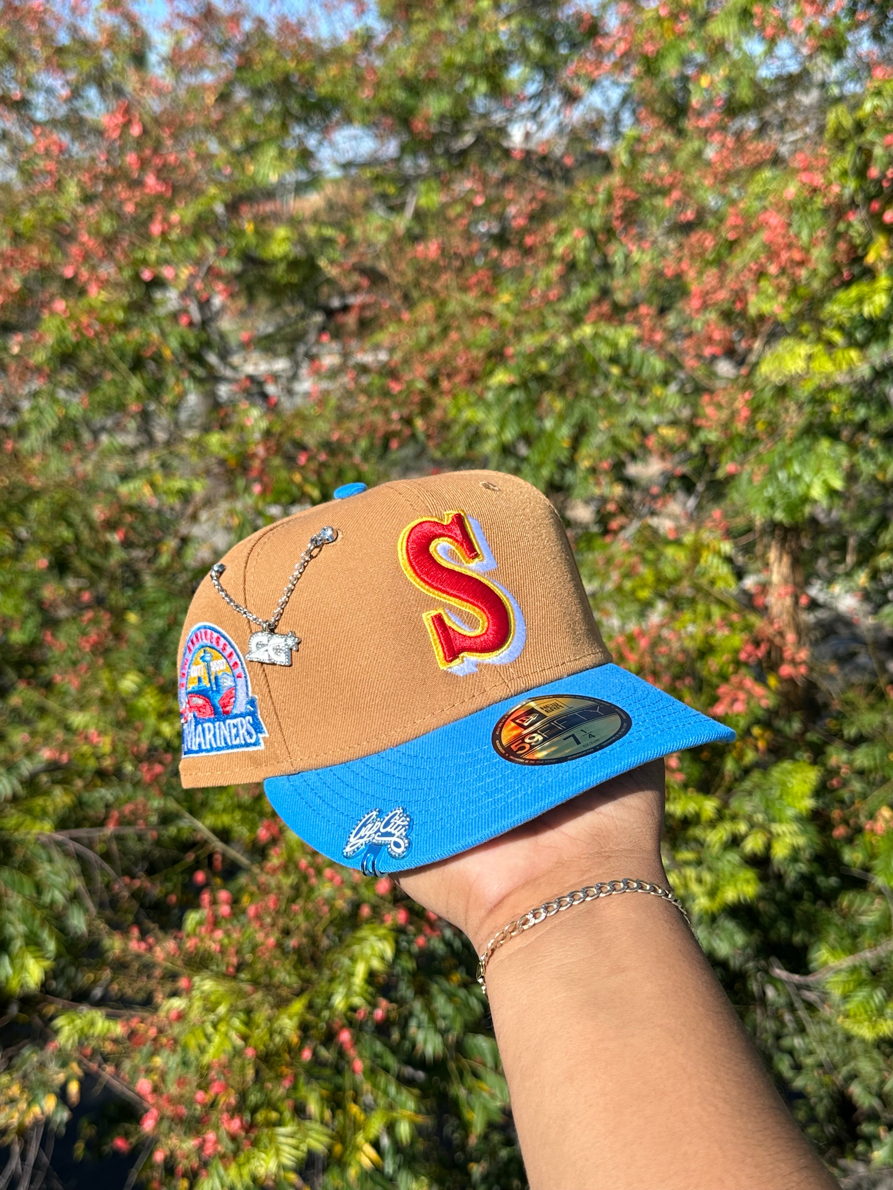 NEW ERA EXCLUSIVO 59FIFTY KHAKI/SKY BLUE SEATTLE MARINERS CON PARCHE DEL 30 ANIVERSARIO 