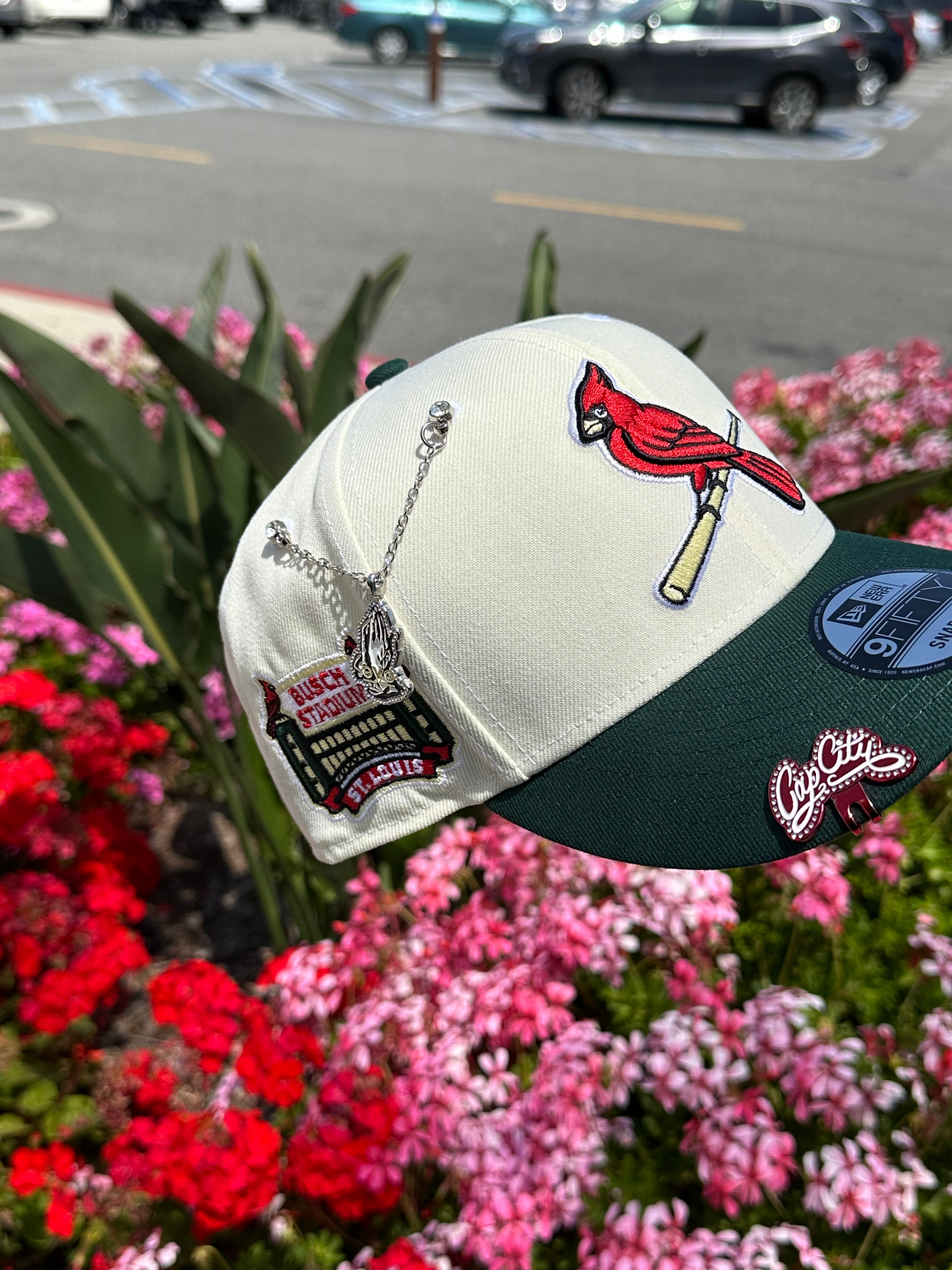 NEW ERA EXCLUSIVE 9FIFTY CHROME WHITE/GREEN ST LOUIS CARDINALS SNAPBACK W/ BUSCH STADIUM SIDE PATCH