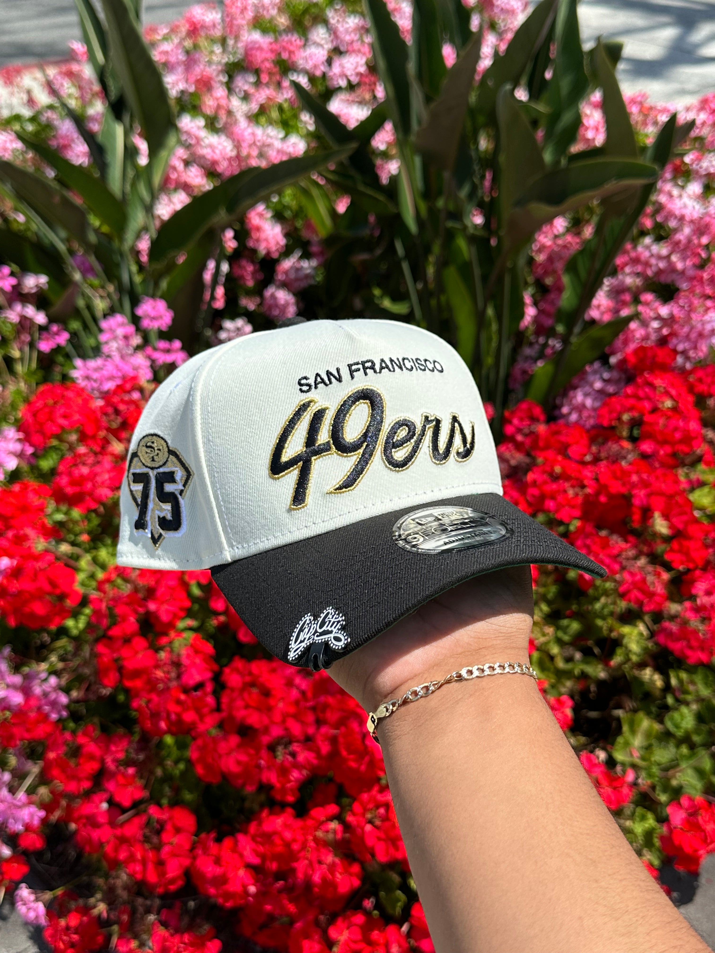NEW ERA EXCLUSIVE 9FORTY A-FRAME CHROME WHITE/BLACK SAN FRANSICO 49ERS SCRIPT W/ 75TH ANNIVERSARY SIDE PATCH