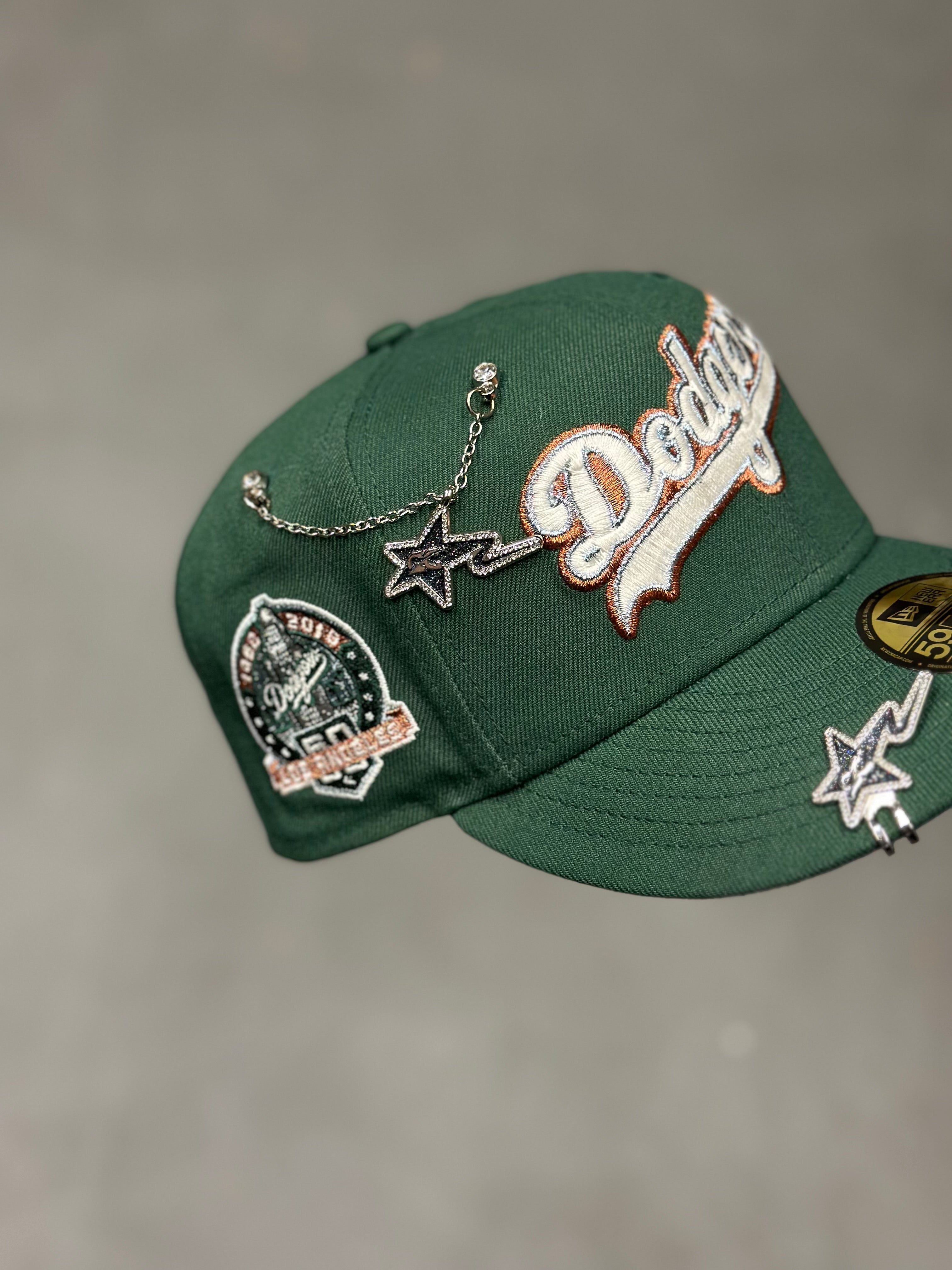 NEW ERA EXCLUSIVE 59FIFTY PINE GREEN LOS ANGELES DODGERS SCRIPT W/ 60TH ANNIVERSARY SIDE PATCH