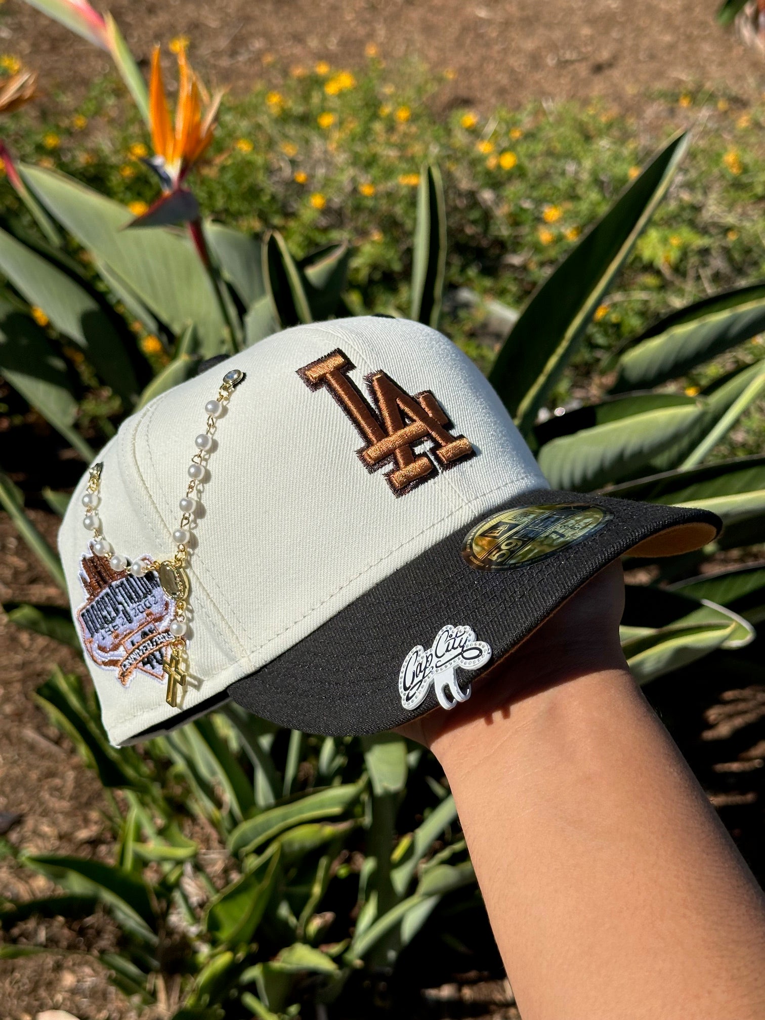NEW ERA EXCLUSIVE 59FIFTY CHROME WHITE/BLACK LOS ANGELES DODGERS W/ 40TH ANNIVERSARY SIDE PATCH