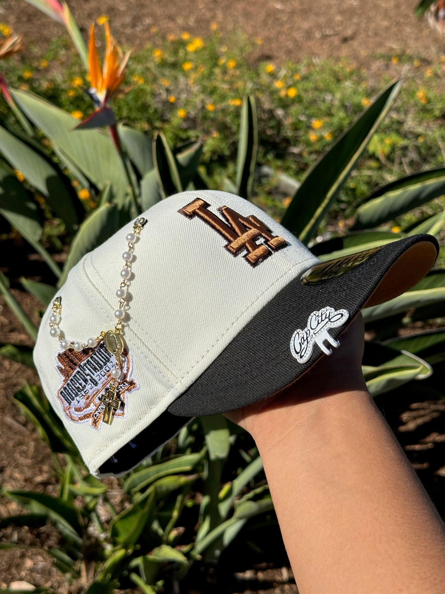 NEW ERA EXCLUSIVE 59FIFTY CHROME WHITE/BLACK LOS ANGELES DODGERS W/ 40TH ANNIVERSARY SIDE PATCH