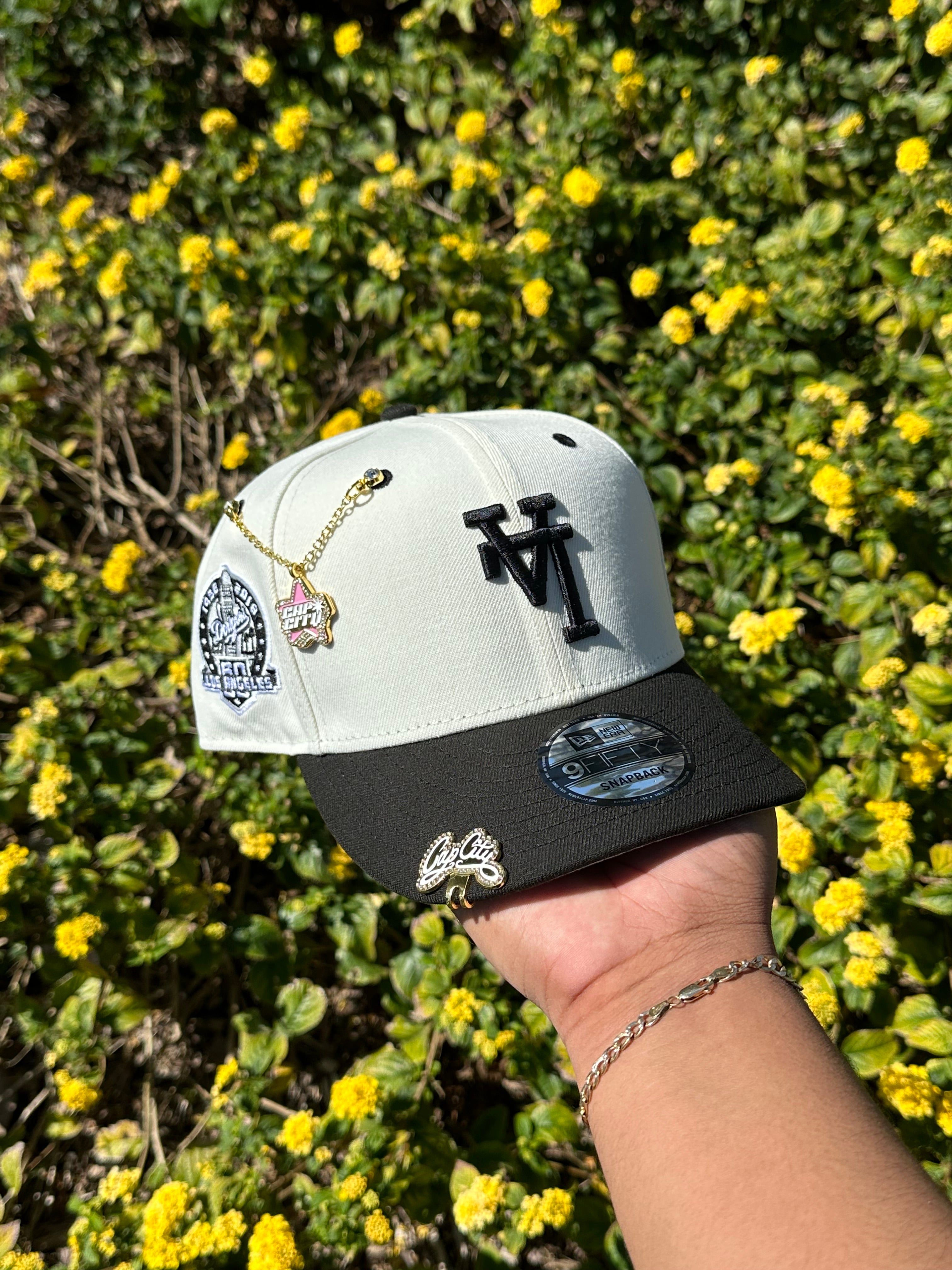 NEW ERA EXCLUSIVE 9FIFTY CHROME WHITE/BLACK UPSIDE DOWN LOS ANGELES DODGERS SNAPBACK W/ 60TH ANNIVERSARY SIDE PATCH