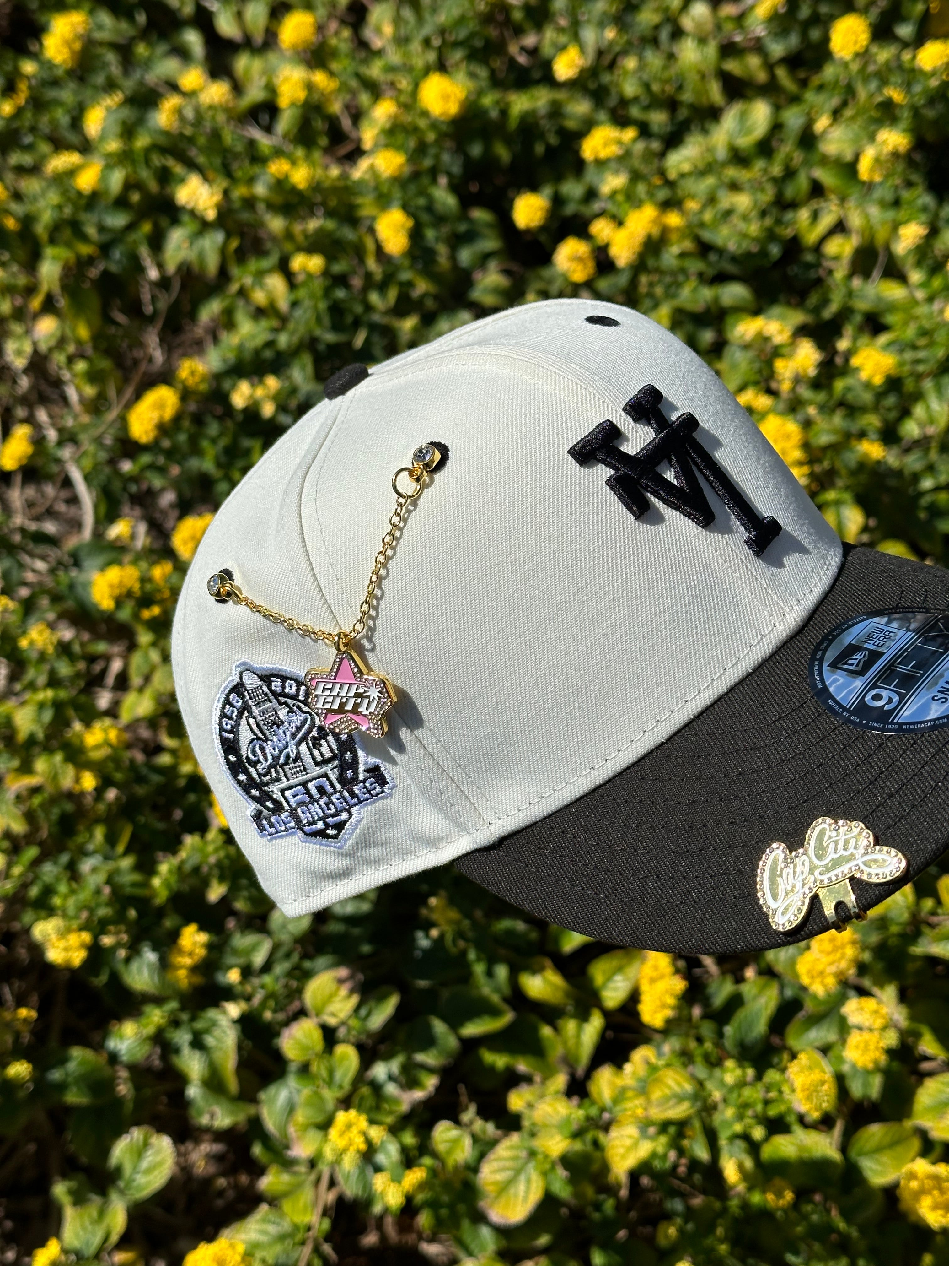 NEW ERA EXCLUSIVE 9FIFTY CHROME WHITE/BLACK UPSIDE DOWN LOS ANGELES DODGERS SNAPBACK W/ 60TH ANNIVERSARY SIDE PATCH
