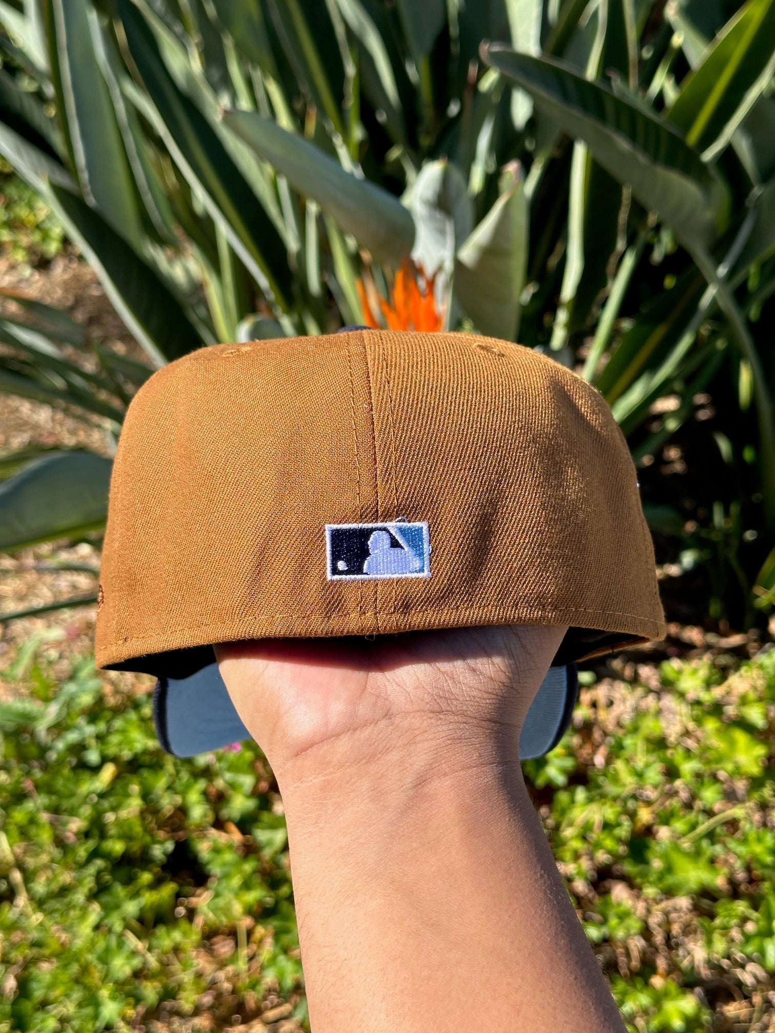 NEW ERA EXCLUSIVE 59FIFTY KHAKI/NAVY ATLANTA BRAVES W/ 2000