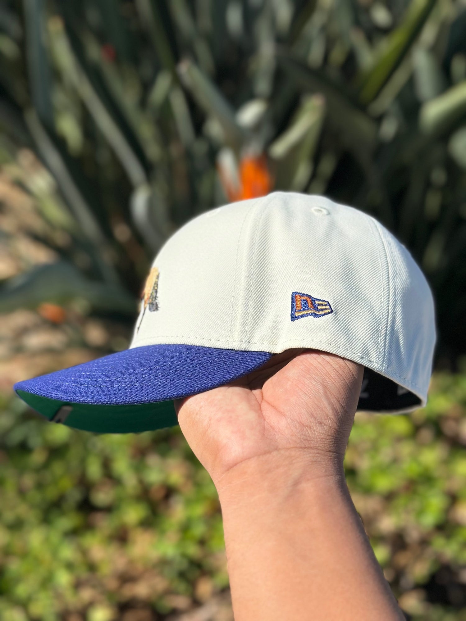 NEW ERA EXCLUSIVE 59FIFTY CHROME WHITE/BLUE "STALLION" W/ AMERICAN FLAG SIDE PATCH