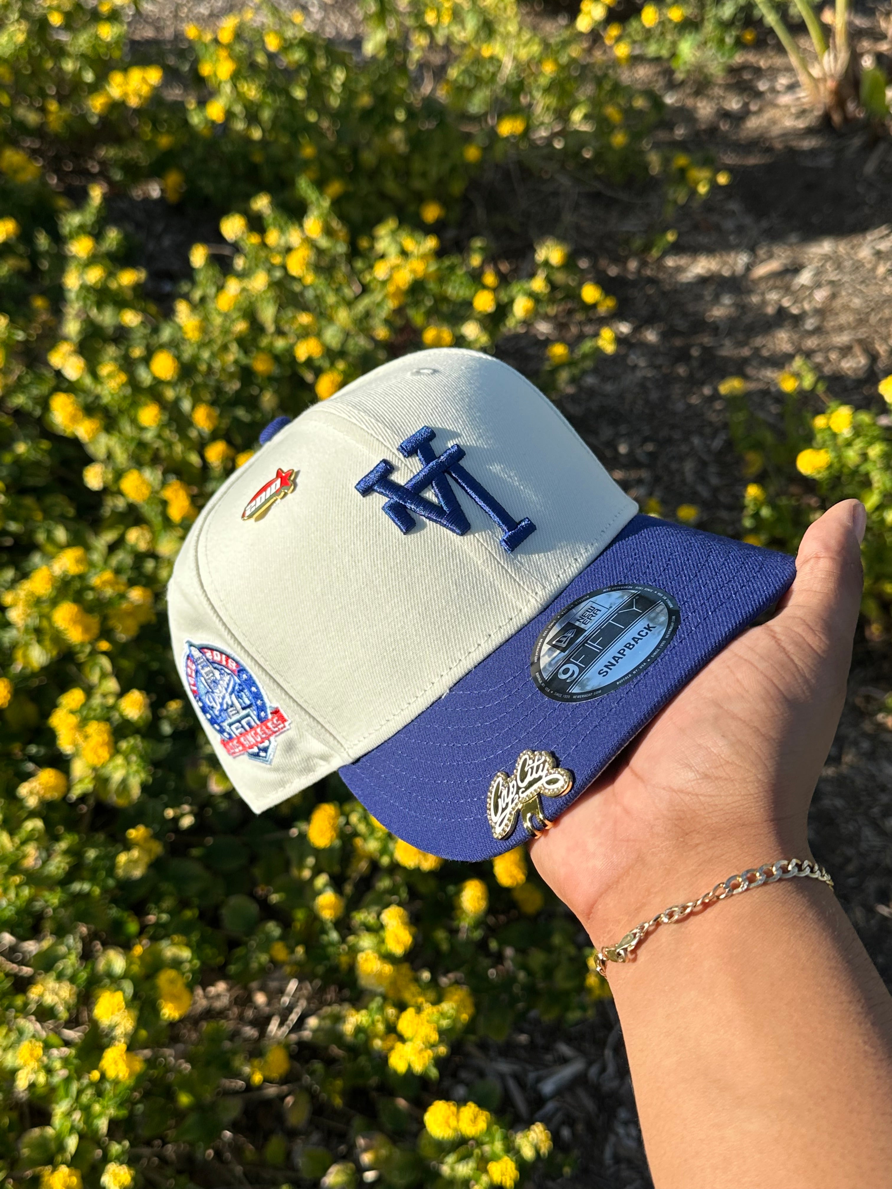 NEW ERA EXCLUSIVE 9FIFTY CHROME WHITE/BLUE UPSIDE DOWN LOS ANGELES DODGERS SNAPBACK W/ 60TH ANNIVERSARY PATCH