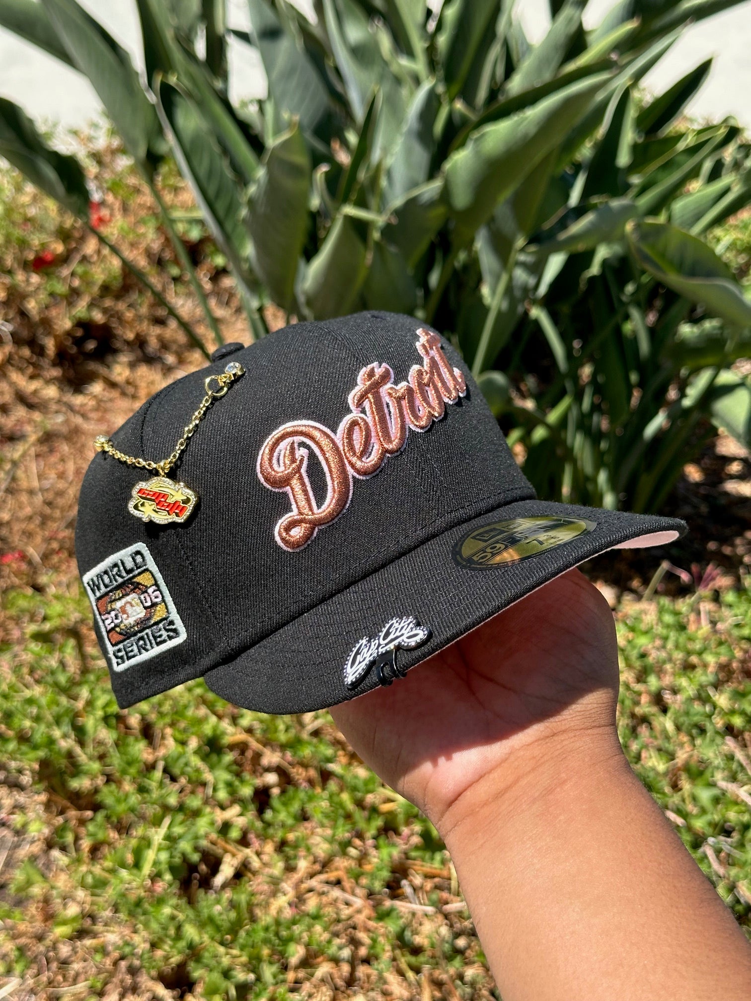 NEW ERA EXCLUSIVE 59FIFTY CHROME WHITE/NAVYI DETROIT TIGERS CON PARCHE LATERAL CON EL LOGO DE MLB