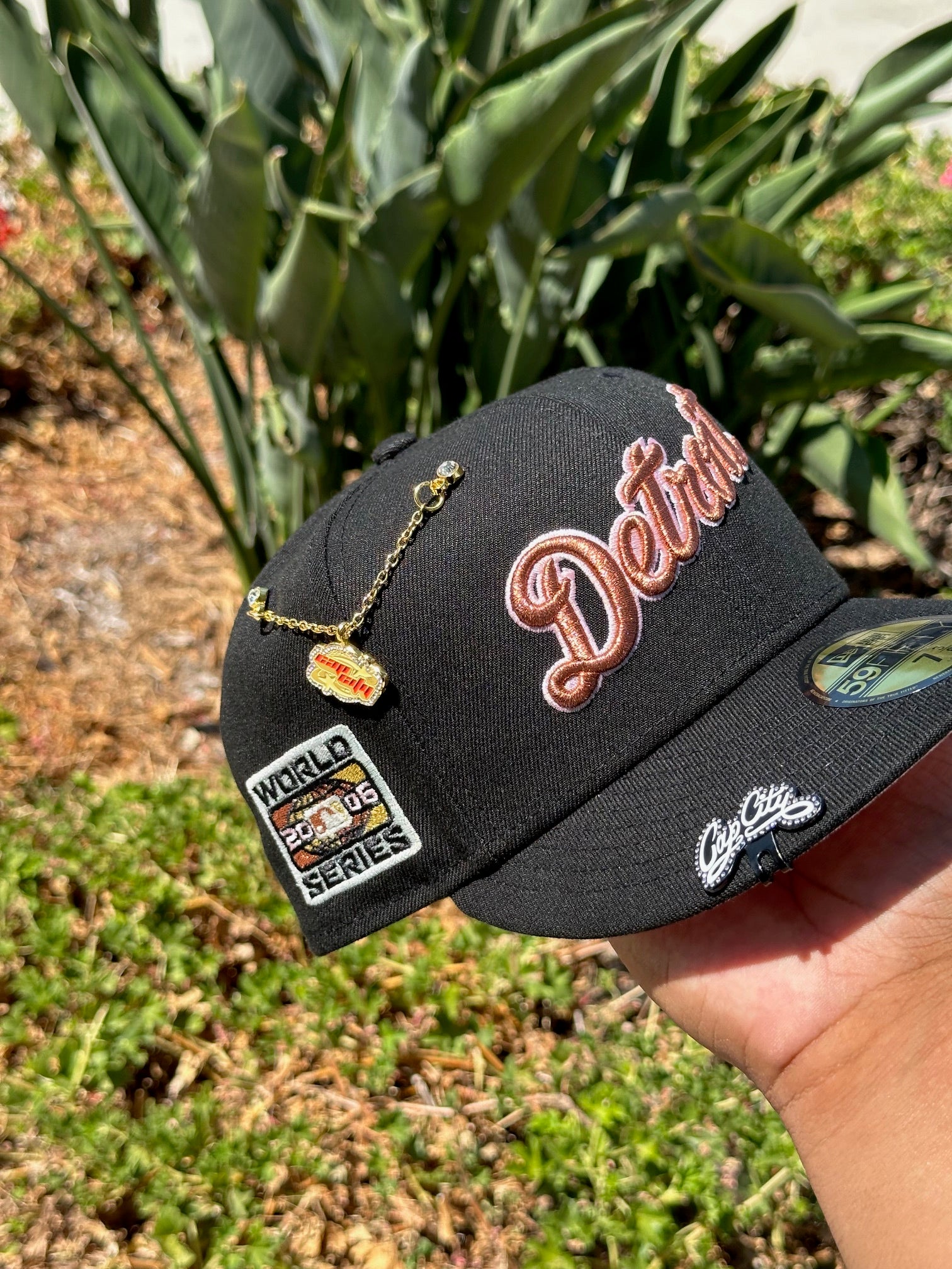 NEW ERA EXCLUSIVE 59FIFTY CHROME WHITE/NAVYI DETROIT TIGERS CON PARCHE LATERAL CON EL LOGO DE MLB