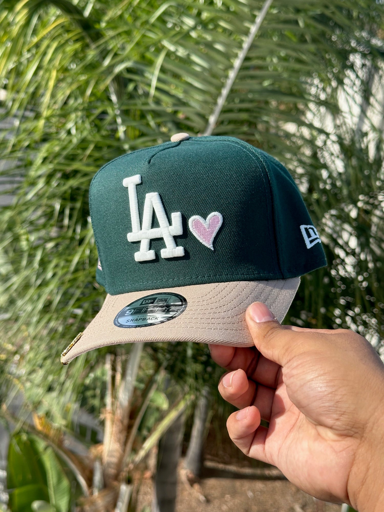 NEW ERA EXCLUSIVE 9FIFTY A-FRAME FOREST GREEN/KHAKI LOS ANGELES DODGERS SNAPBACK W/PINK HEART 60TH ANNIVERSARY SIDE PATCH