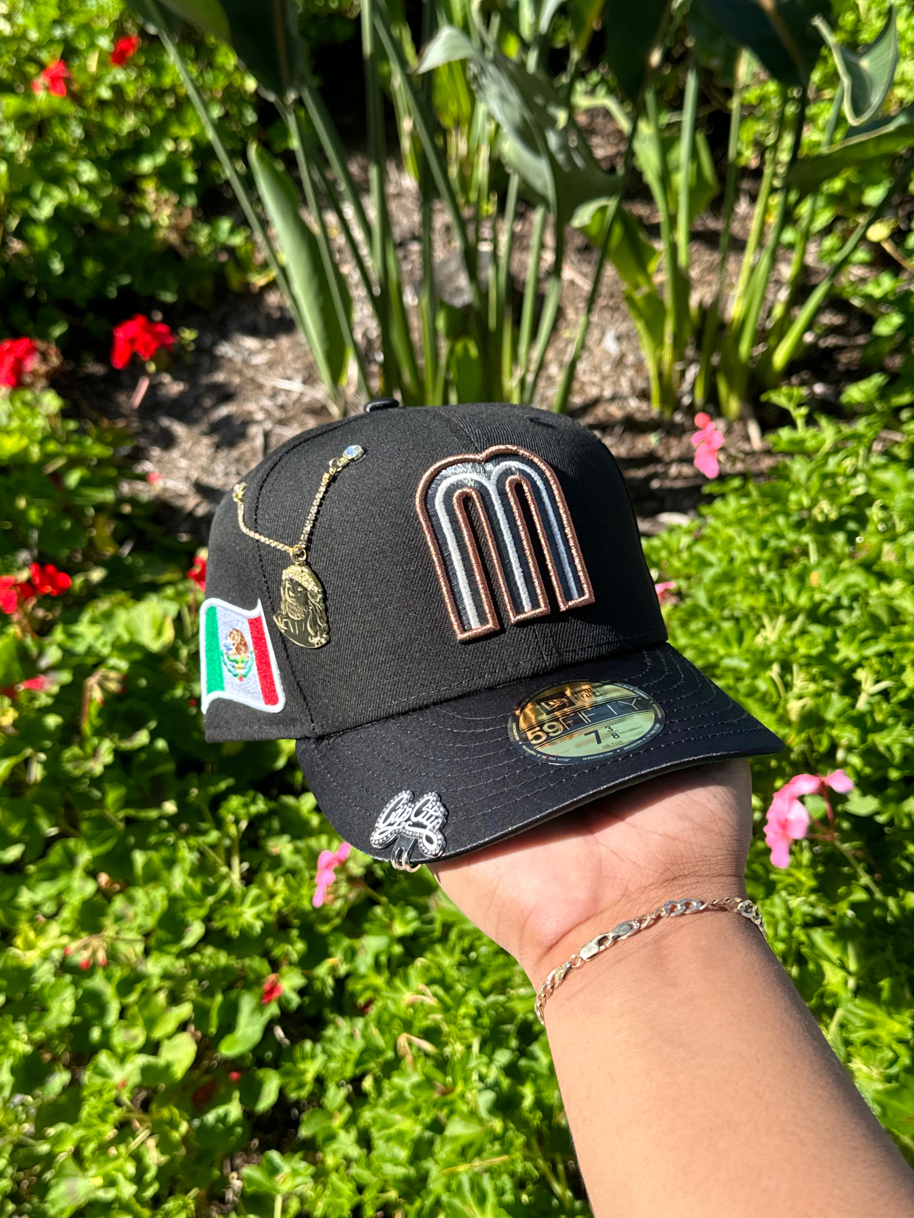 NEW ERA EXCLUSIVE 59FIFTY BLACK/SATIN MEXICO W/ MEXICO FLAG SIDEPATCH