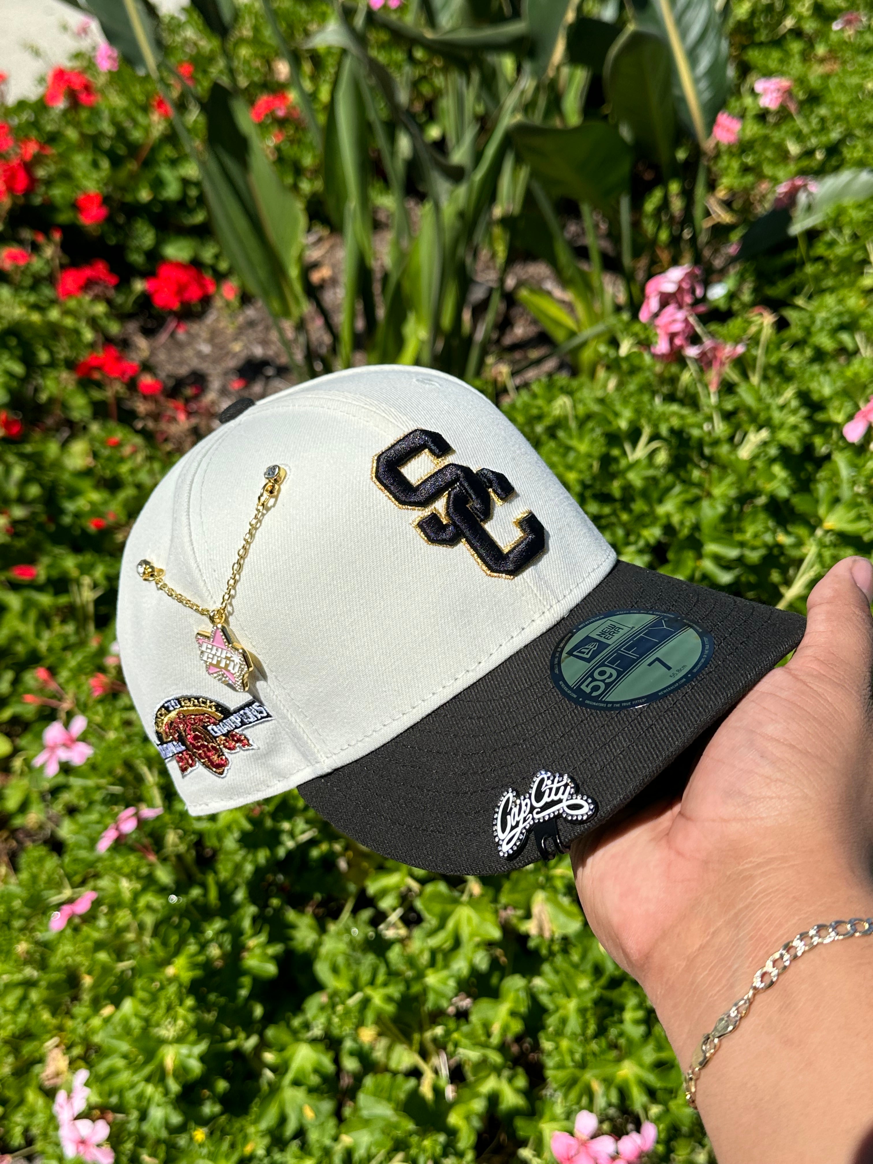NEW ERA EXCLUSIVE 59FIFTY CHROME WHITE/BLACK "USC TROJANS" W/ BACK TO BACK CHAMPIONS SIDE PATCH