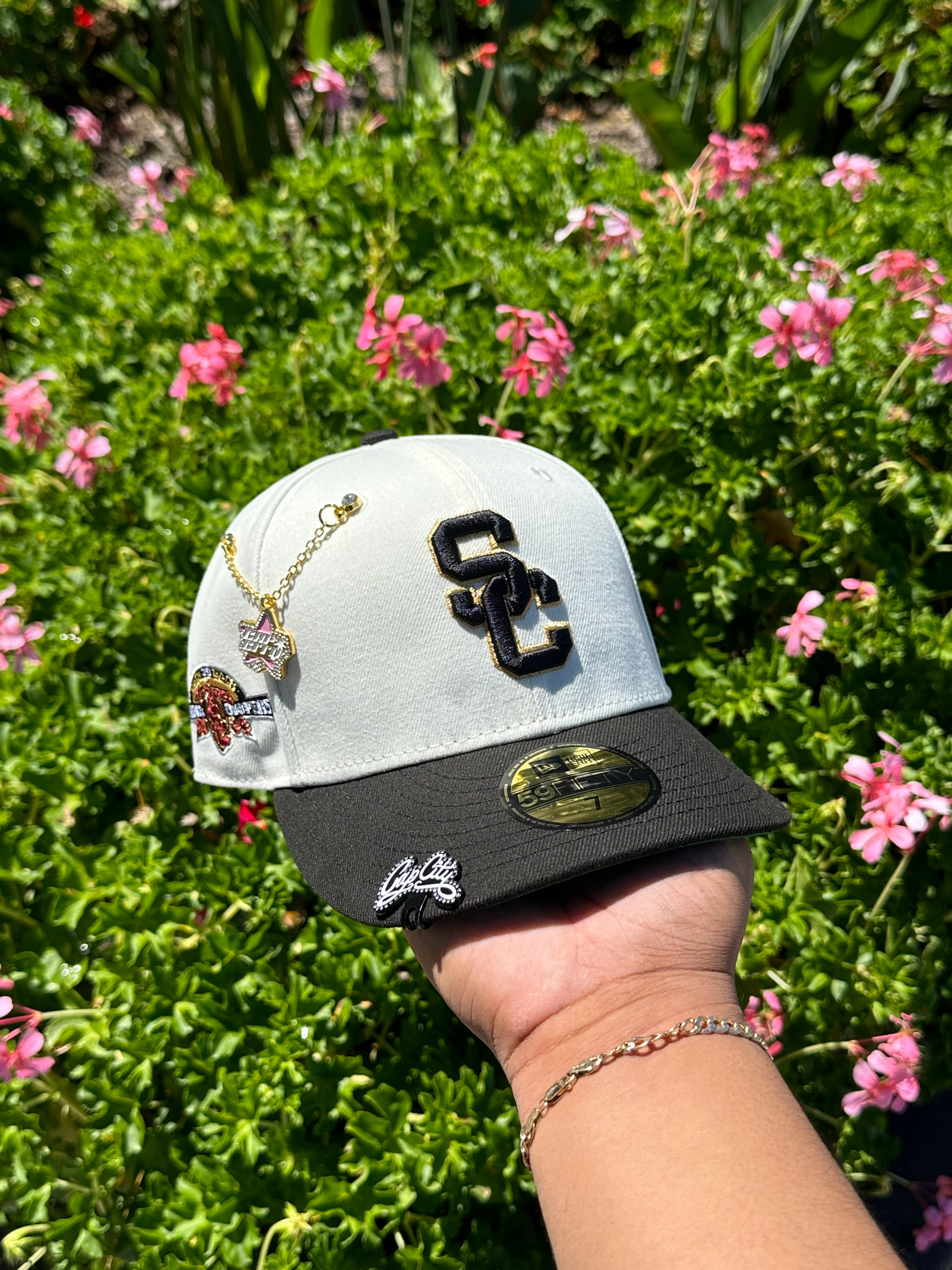 NEW ERA EXCLUSIVE 59FIFTY CHROME WHITE/BLACK "USC TROJANS" W/ BACK TO BACK CHAMPIONS SIDE PATCH