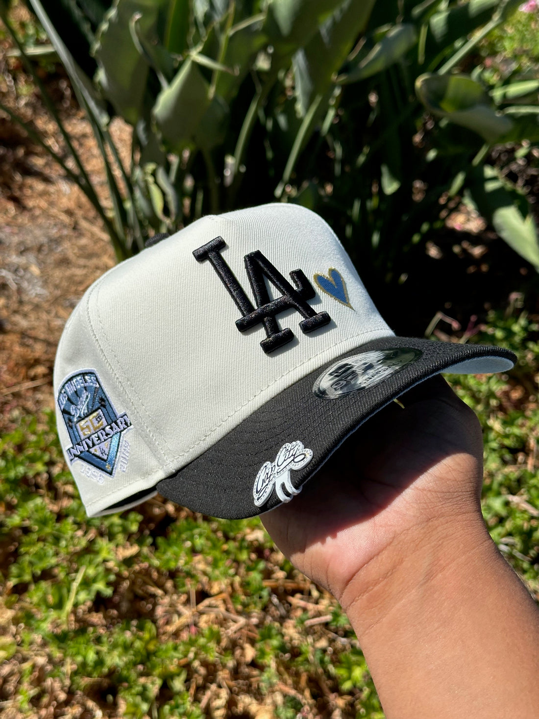 NEW ERA EXCLUSIVE 9FIFTY A-FRAME CHROME WHITE/BLACK LOS ANGELES DODGERS W/ ICY HEART + 50TH ANNIVERSSARY SIDE PATCH