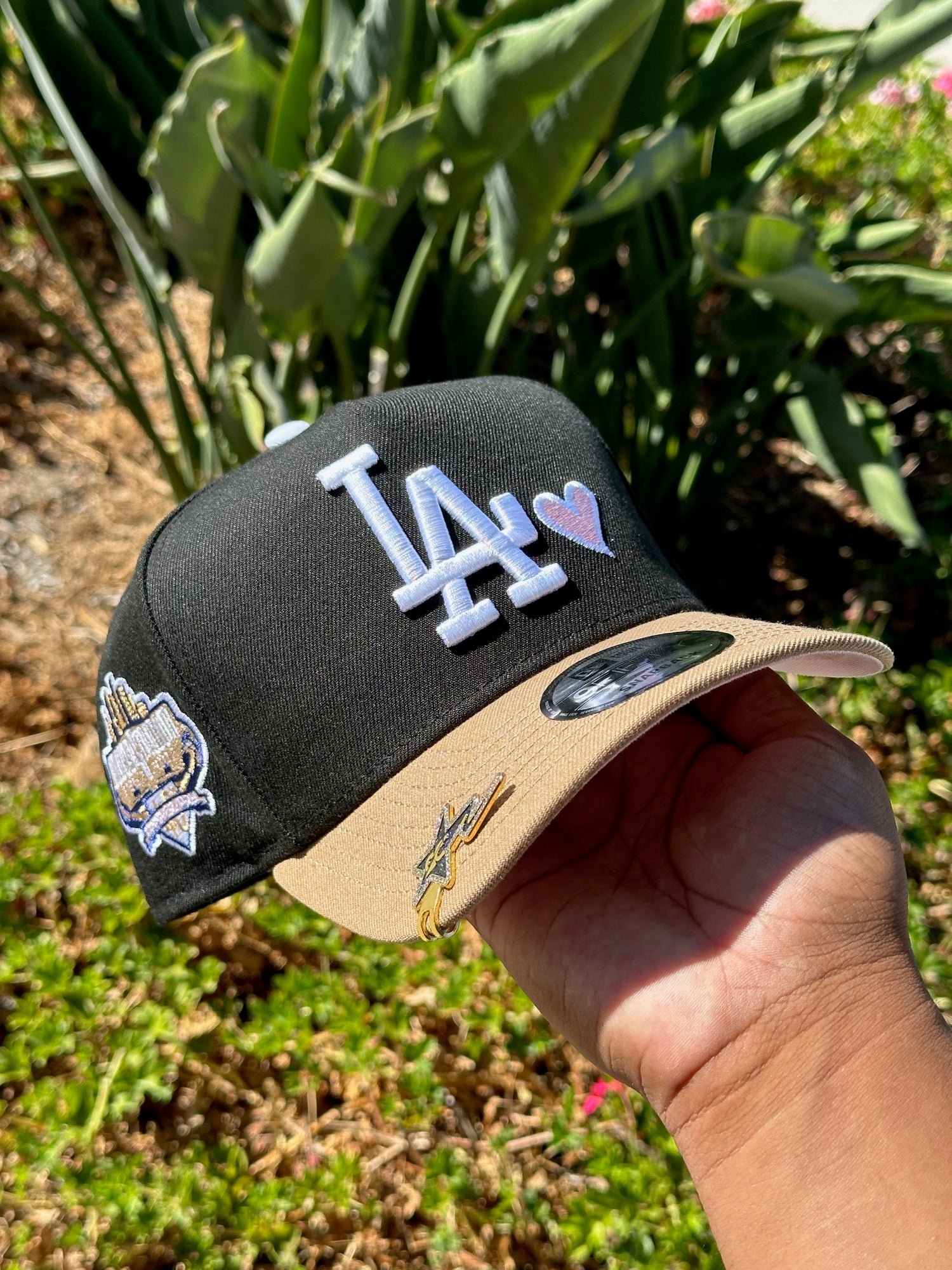 NEW ERA EXCLUSIVE 9FIFTY A-FRAME BLACK/KHAKI LOS ANGELES DODGERS W/ PINK HEART + 40TH ANNIVERSARY SIDE PATCH