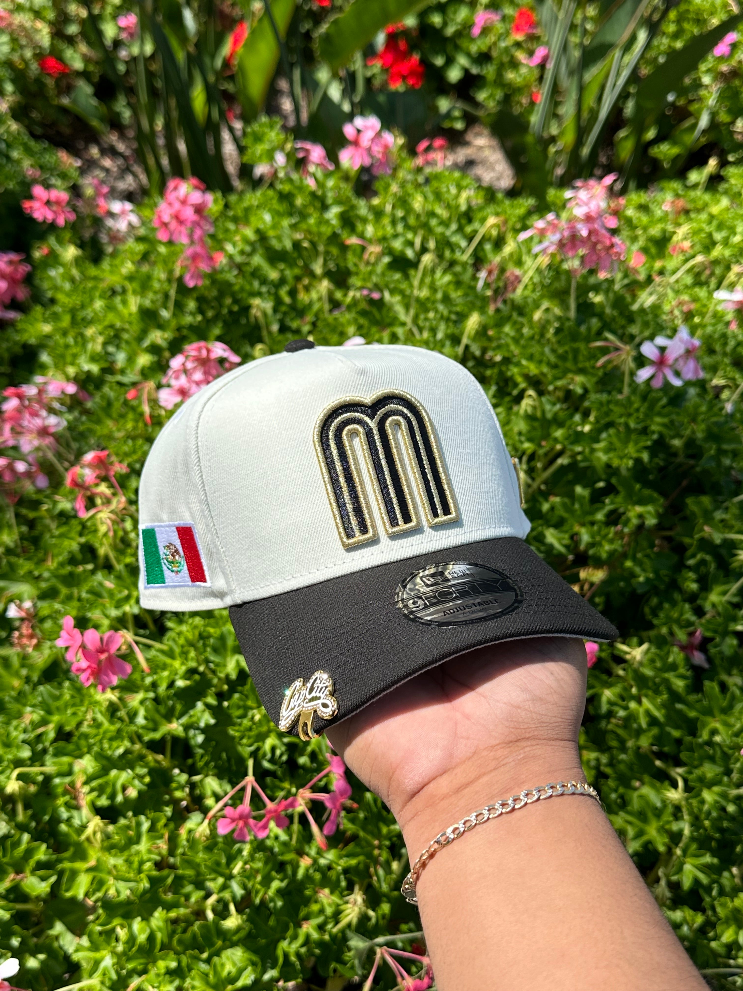 NEW ERA EXCLUSIVE 9FORTY CHROME WHITE/BLACK MEXICO A-FRAME ADJUSTABLE W/ MEXICO FLAG SIDE PATCH