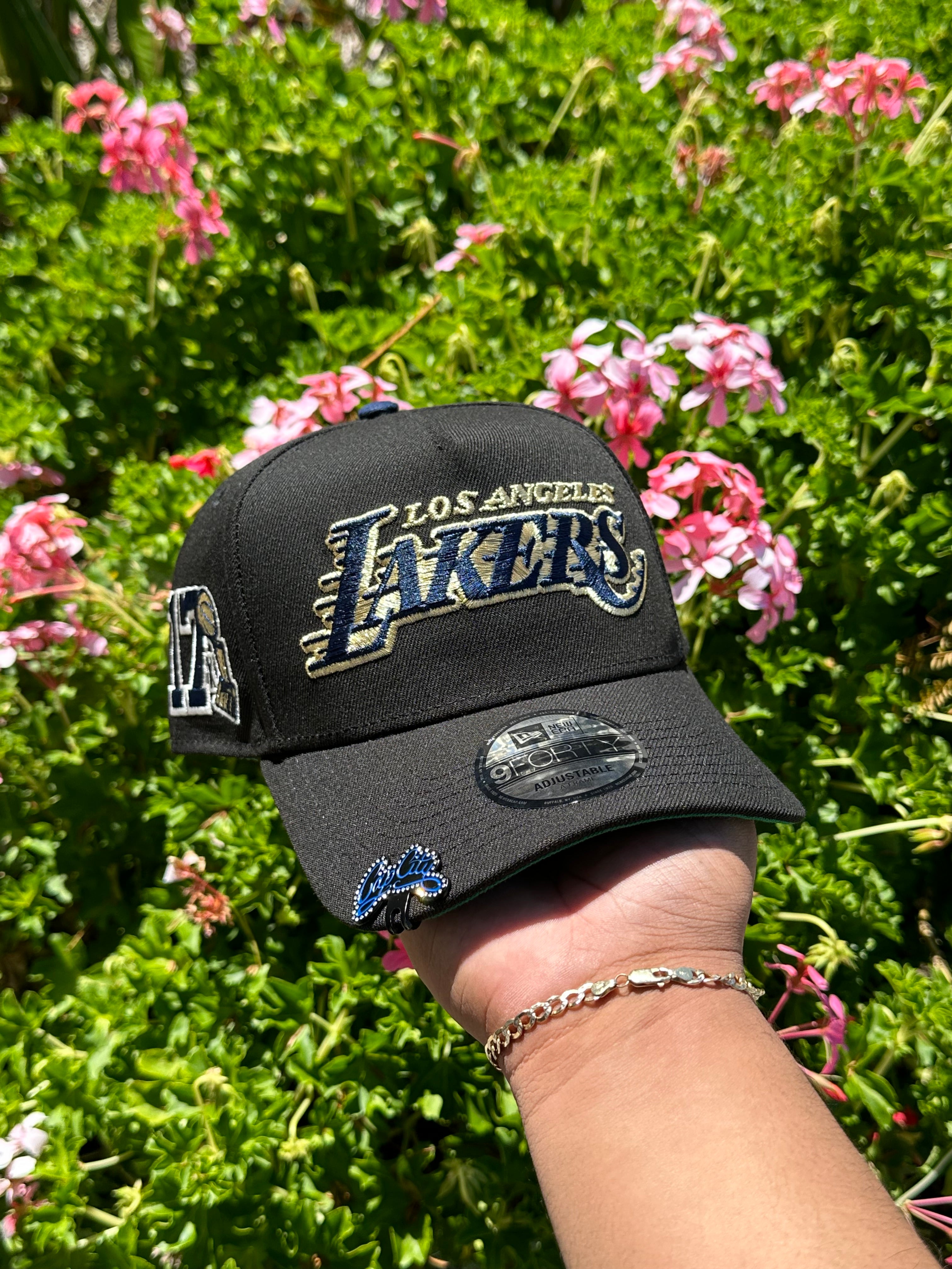NEW ERA EXCLUSIVE 9FORTY A-FRAME BLACK LOS ANGELES LAKERS W/ 17X CHAMPIONS SIDE PATCH