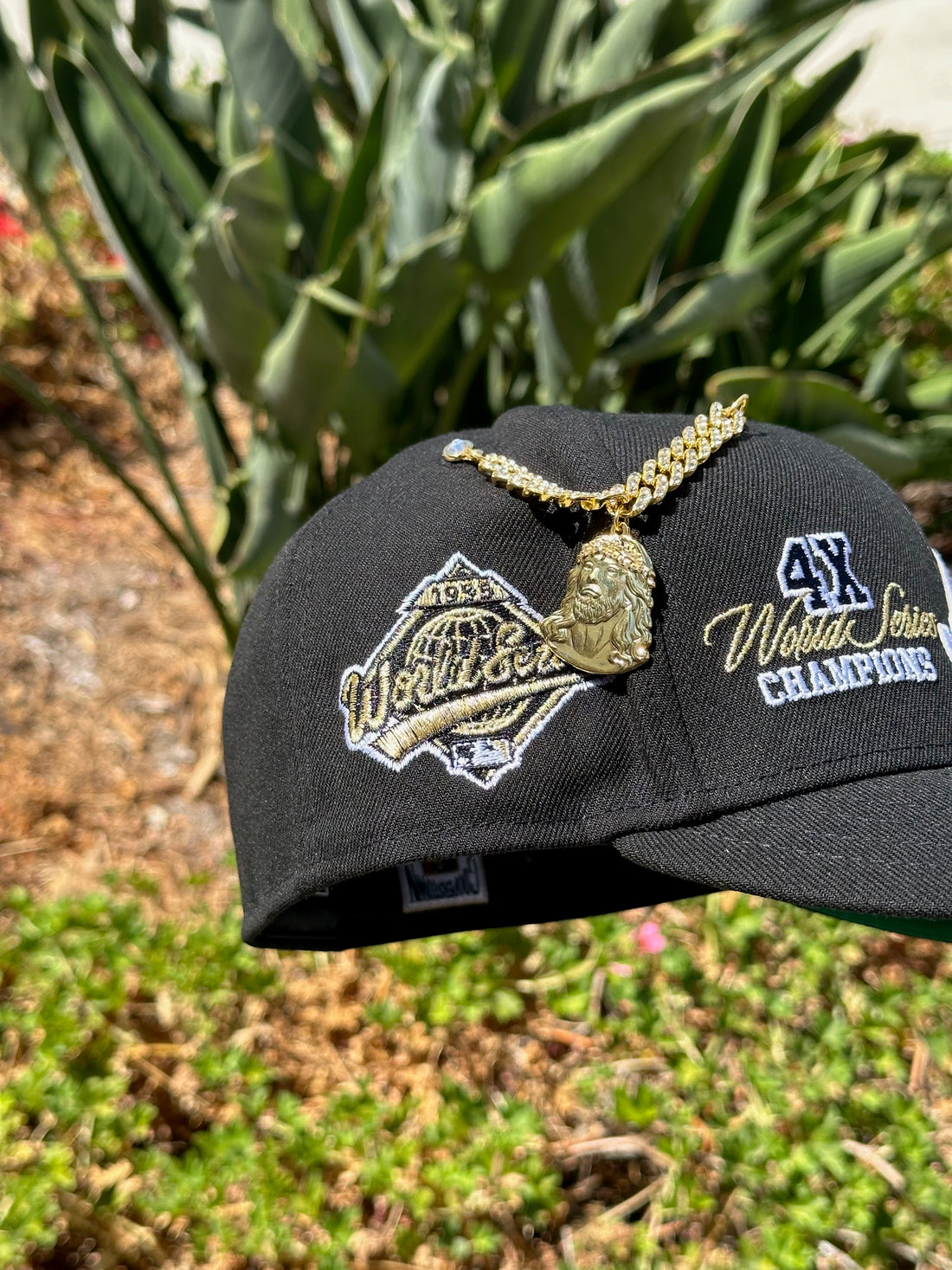 NEW ERA 59FIFTY BLACK ATLANTA BRAVES W/ WORLD SERIES EMBROIDERY PATCHES - Main Image