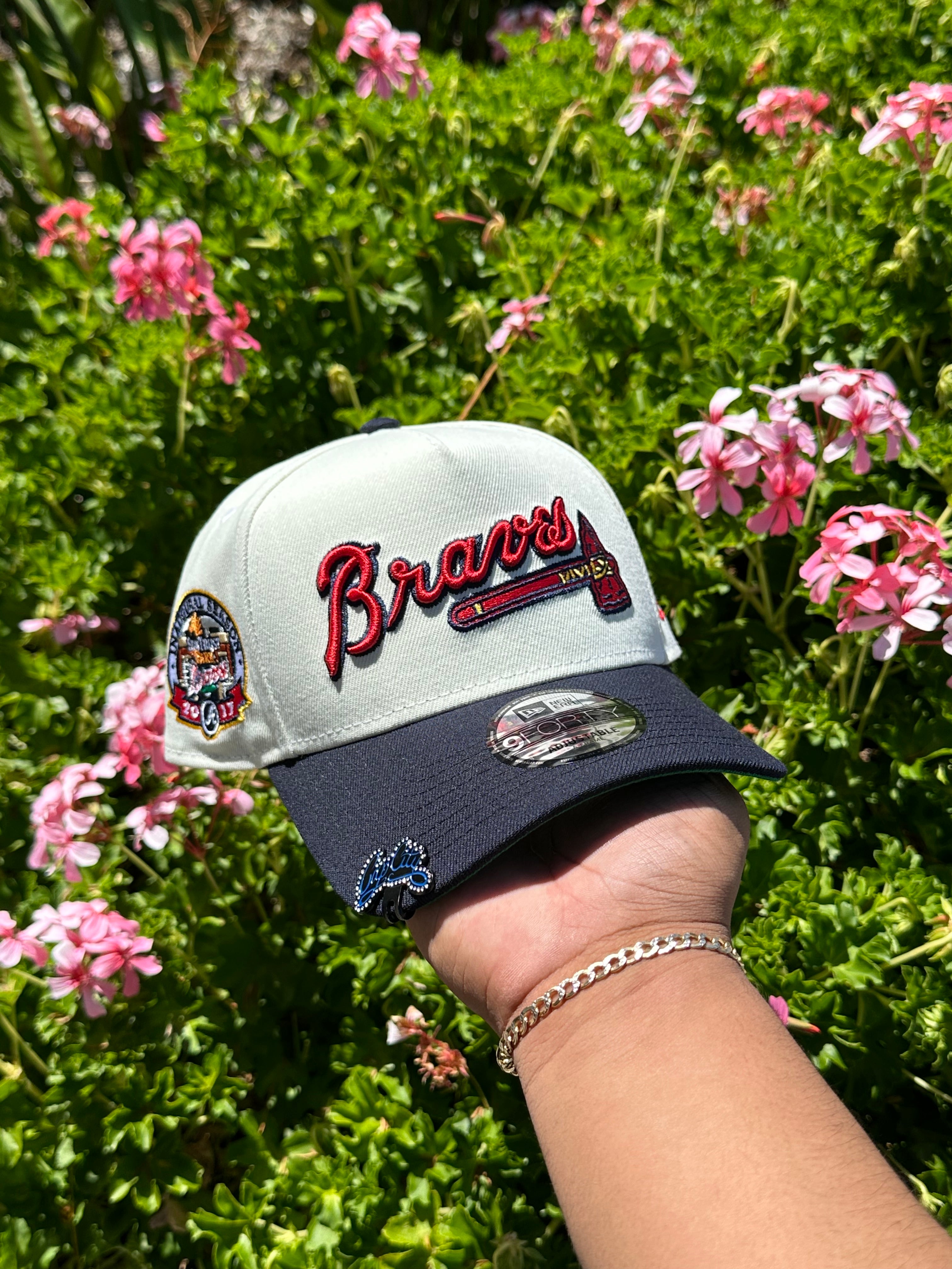 NEW ERA EXCLUSIVE 9FORTY A-FRAME CHROME WHITE/NAVY ATLANTA BRAVES SCRIPT ADJUSTABLE W/ 1995 WORLD SERIES PATCH