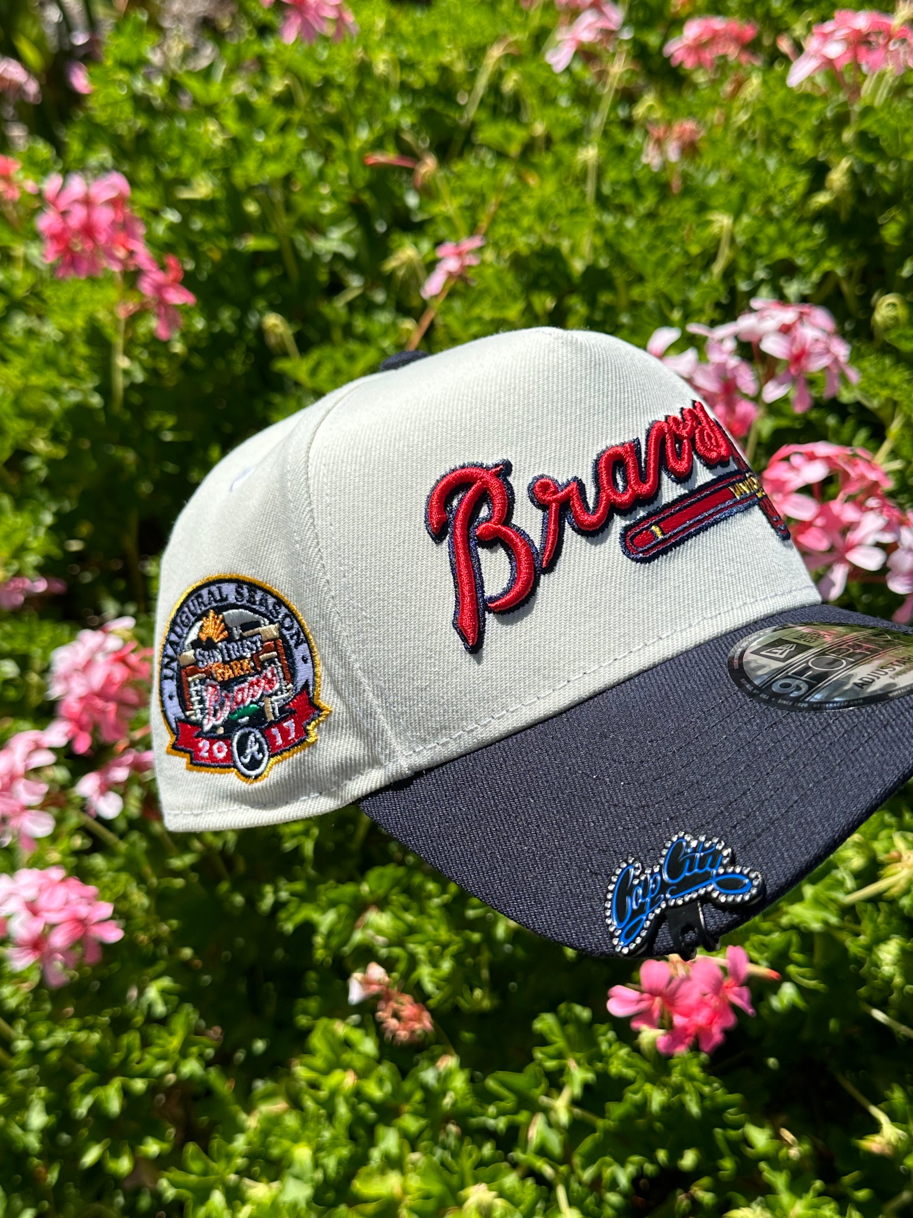 NEW ERA EXCLUSIVE 9FORTY A-FRAME CHROME WHITE/NAVY ATLANTA BRAVES SCRIPT ADJUSTABLE W/ 1995 WORLD SERIES PATCH