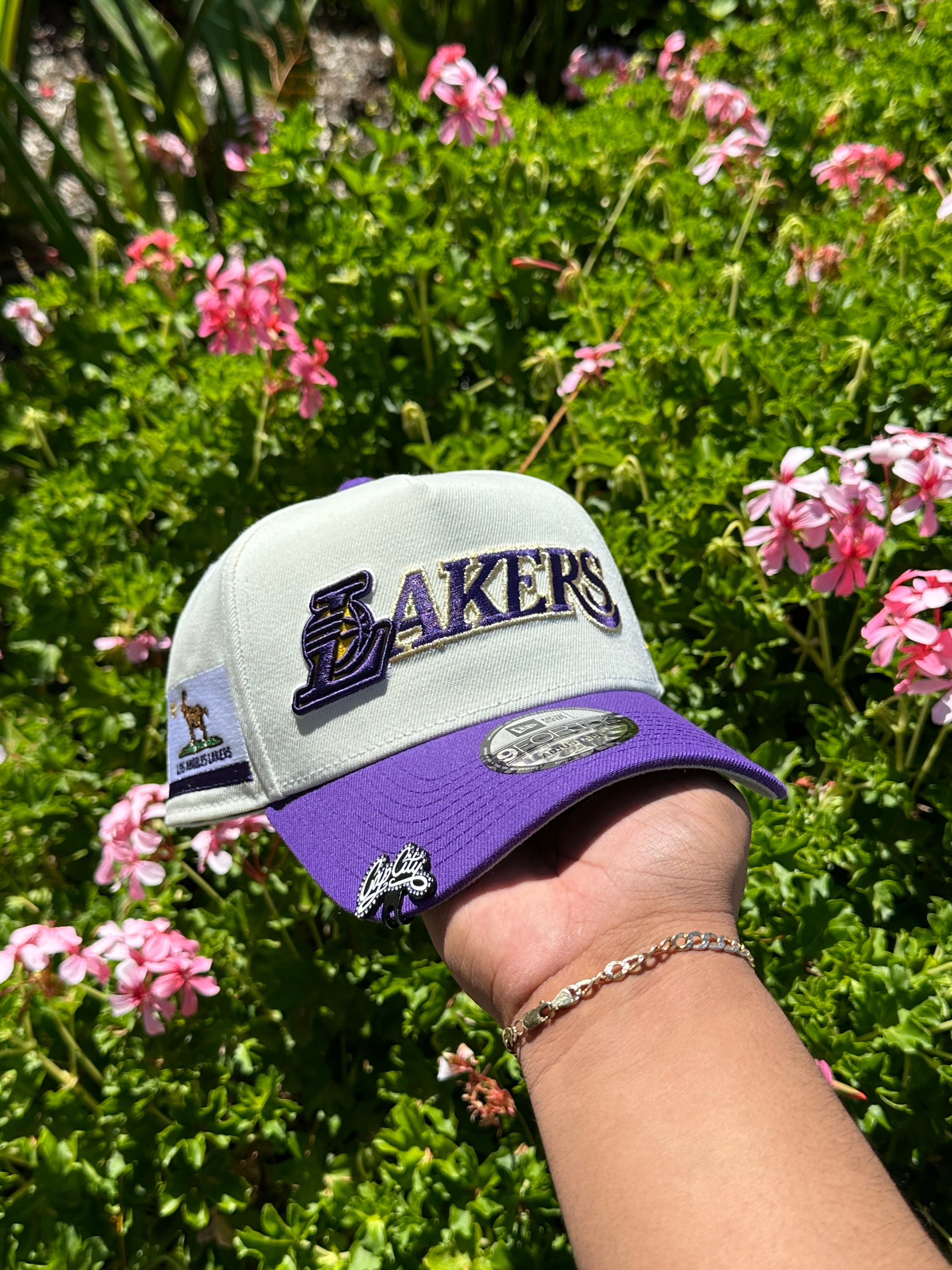 NEW ERA EXCLUSIVE 9FORTY A-FRAME CHROME WHITE/PURPLE LOS ANGELES LAKERS W/ GOAT SIDE PATCH
