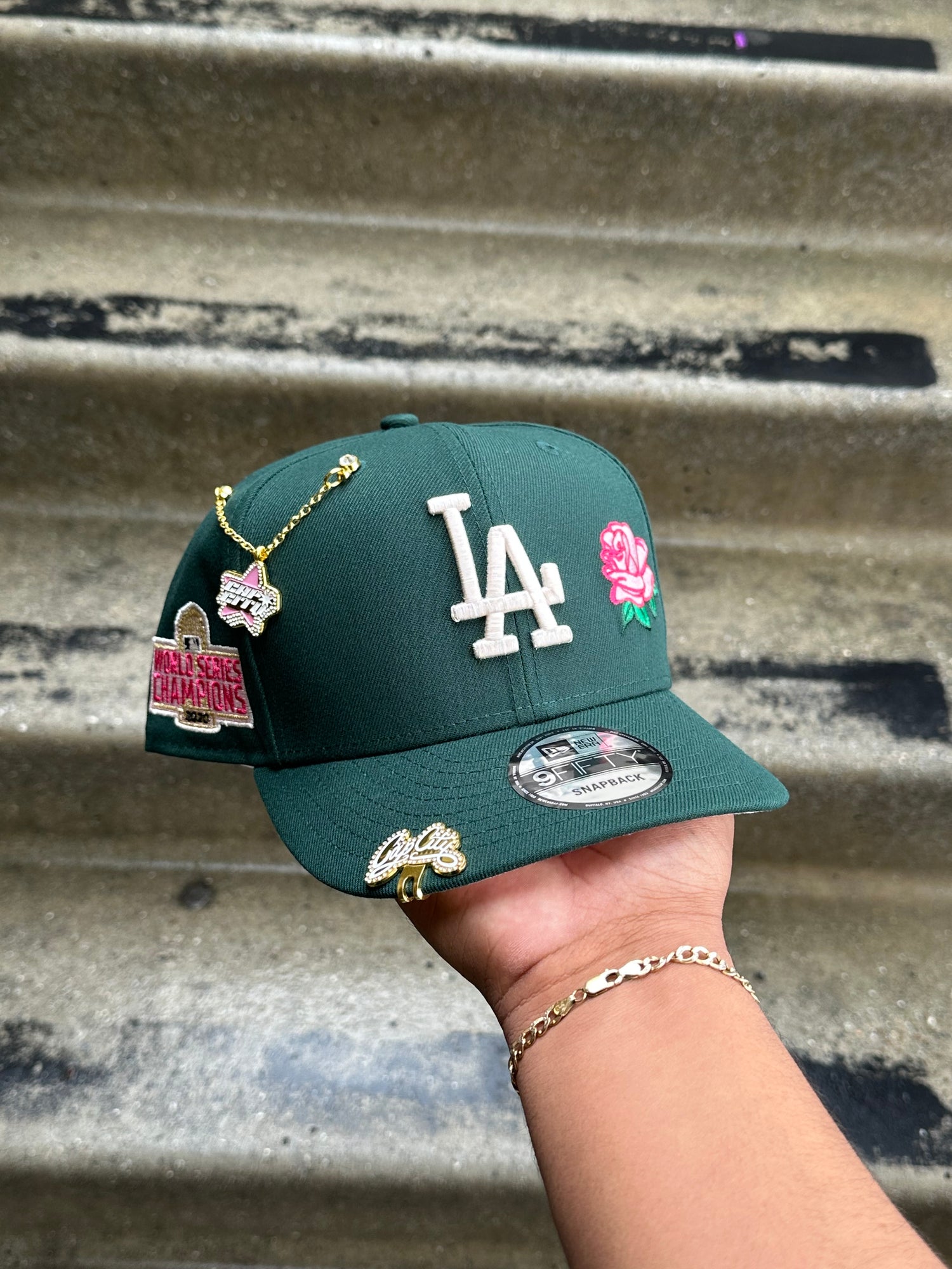 NEW ERA EXCLUSIVE 9FIFTY FOREST GREEN LOS ANGELES DODGERS SNAPBACK W/ ROSE W/ 2020 WORLD SERIES CHAMPIONS SIDE PATCH