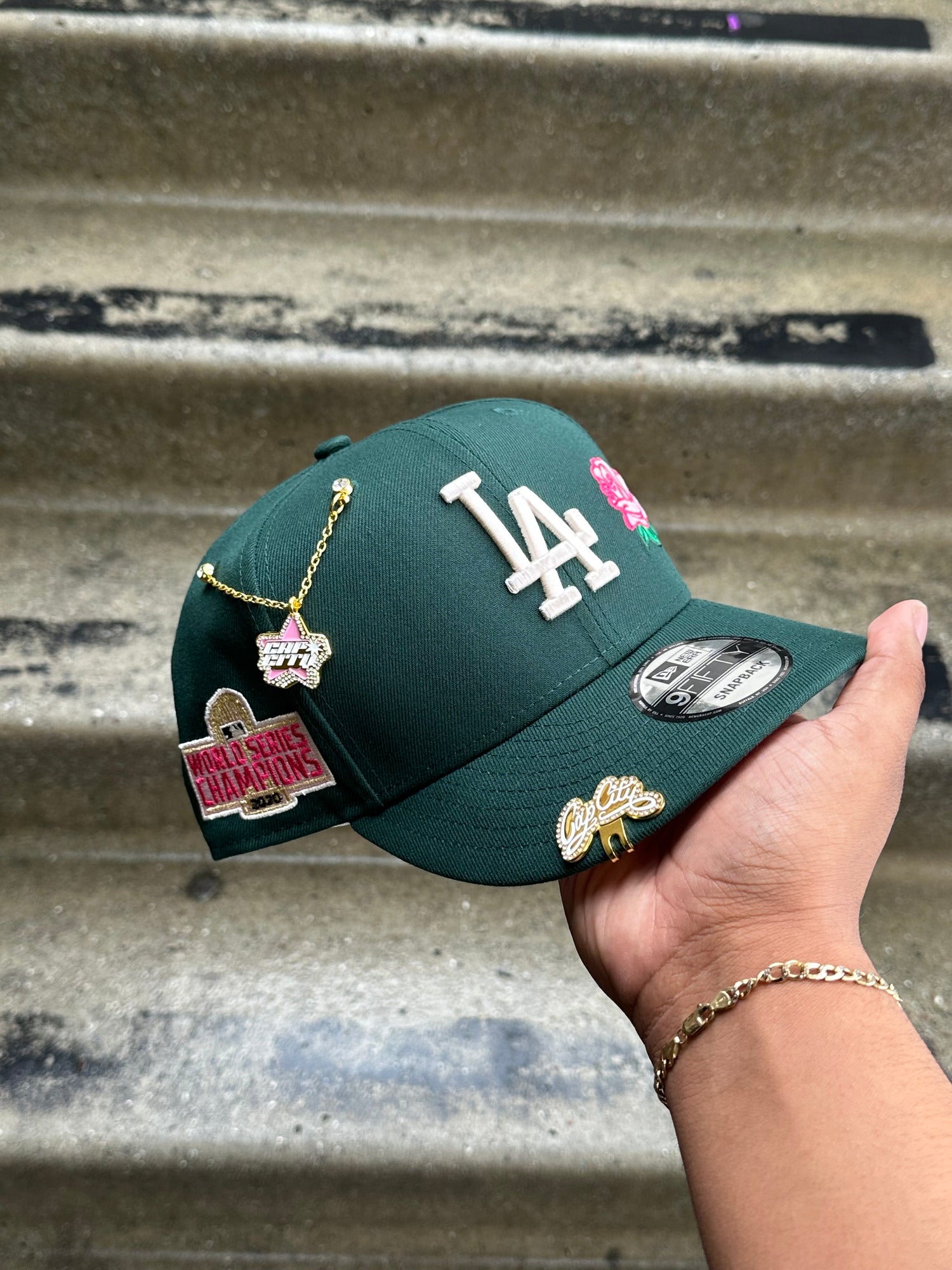 NEW ERA EXCLUSIVE 9FIFTY FOREST GREEN LOS ANGELES DODGERS SNAPBACK W/ ROSE W/ 2020 WORLD SERIES CHAMPIONS SIDE PATCH