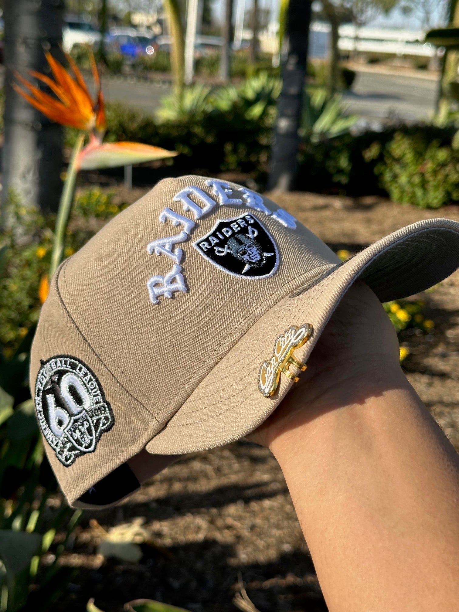 NEW ERA EXCLUSIVE 9FIFTY A-FRAME LIGHT KHAKI LAS VEGAS RAIDERS SCRIPT W/ 60TH ANNIVERSARY SIDE PATCH