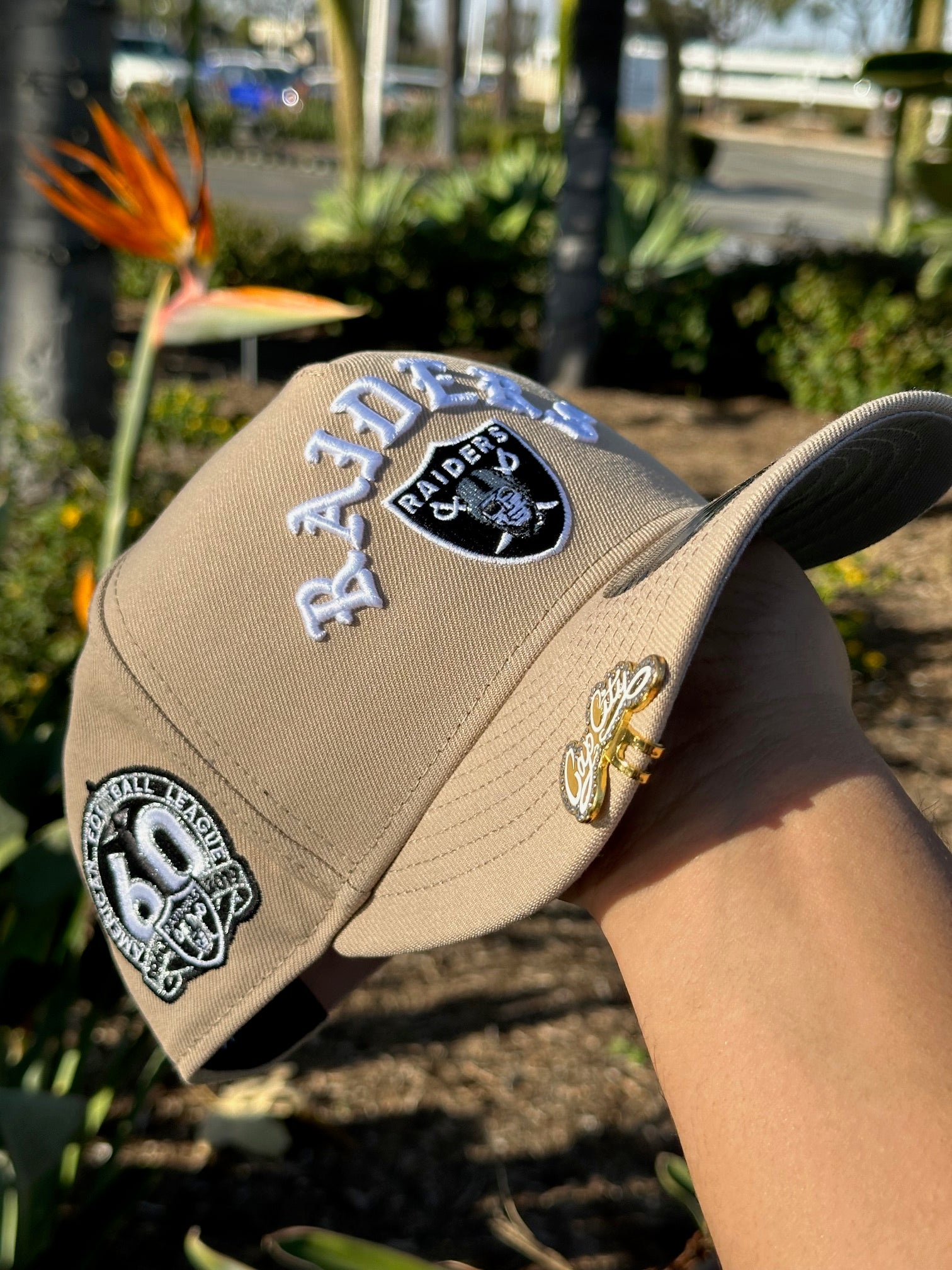 NEW ERA EXCLUSIVE 9FIFTY A-FRAME LIGHT KHAKI LAS VEGAS RAIDERS SCRIPT W/ 60TH ANNIVERSARY SIDE PATCH