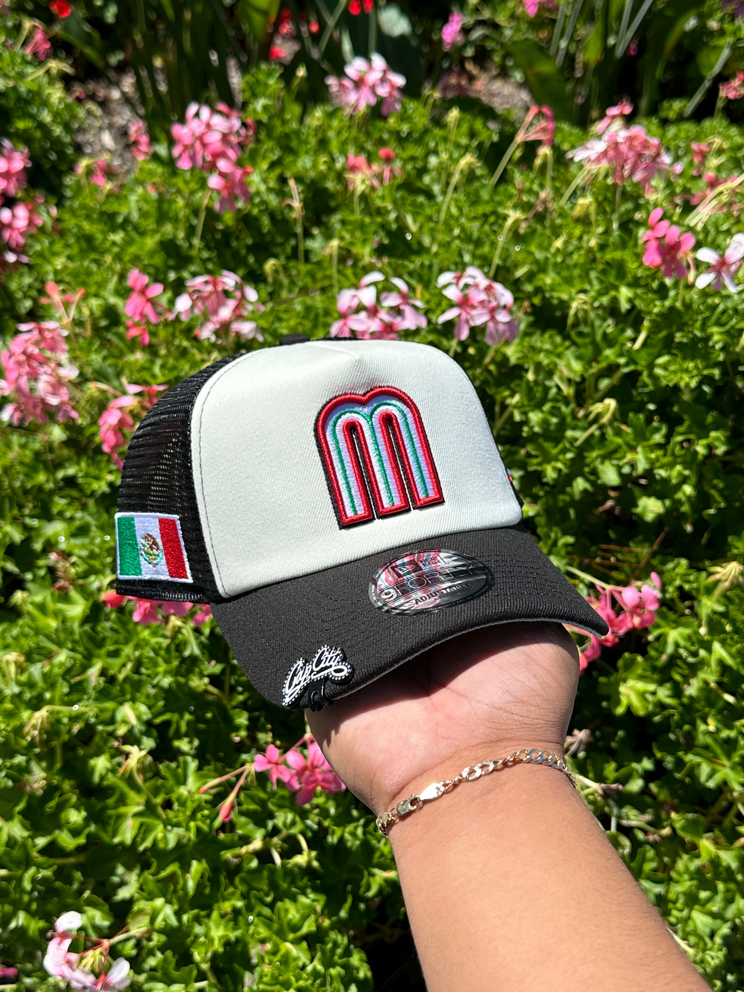 NEW ERA EXCLUSIVE 9FORTY CHROME WHITE/BLACK MEXICO A-FRAME MESHBACK W/ MEXICO FLAG SIDE PATCH